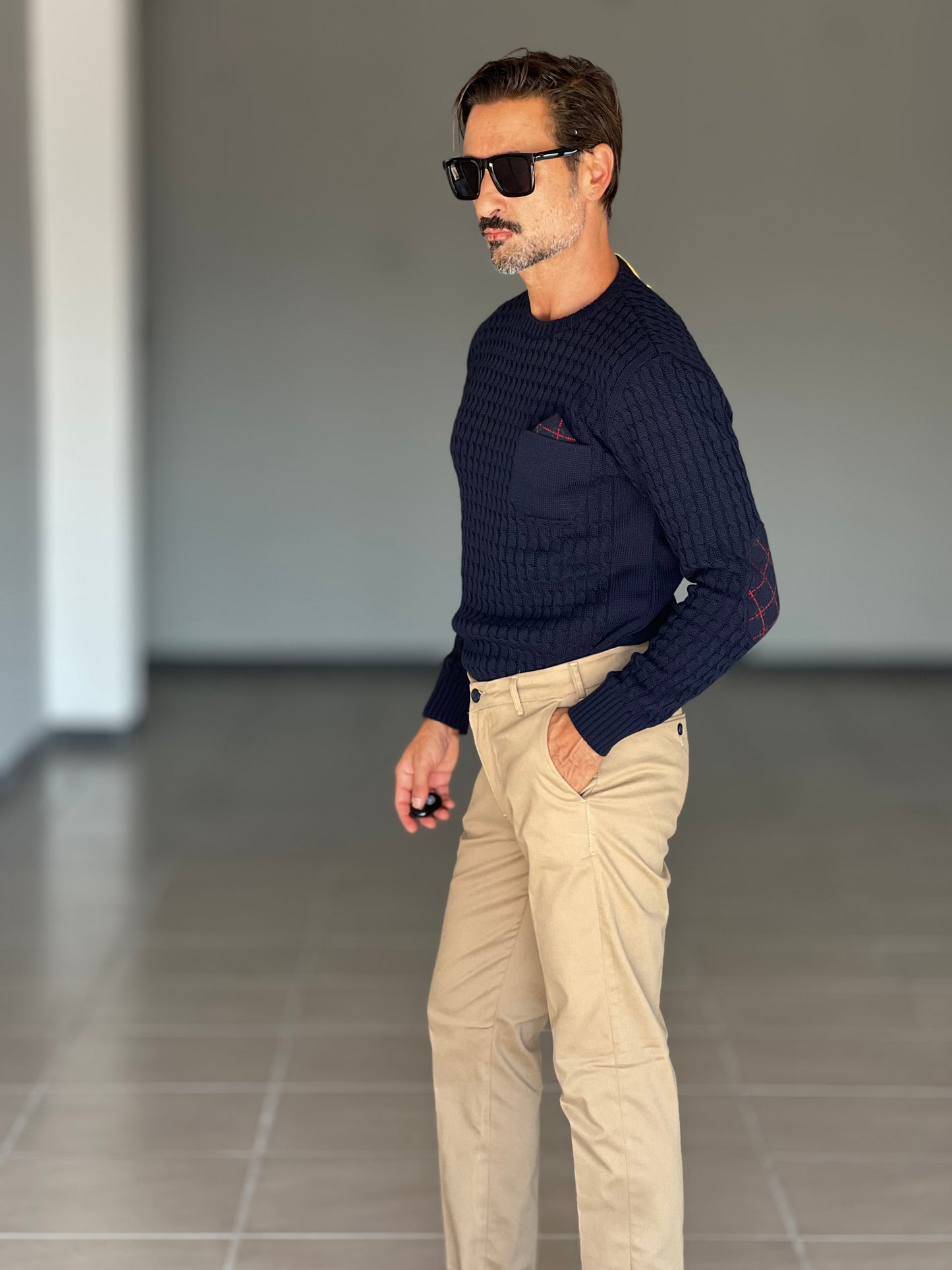 MAGLIA OPERATA BLU TOPPE AI GOMITI