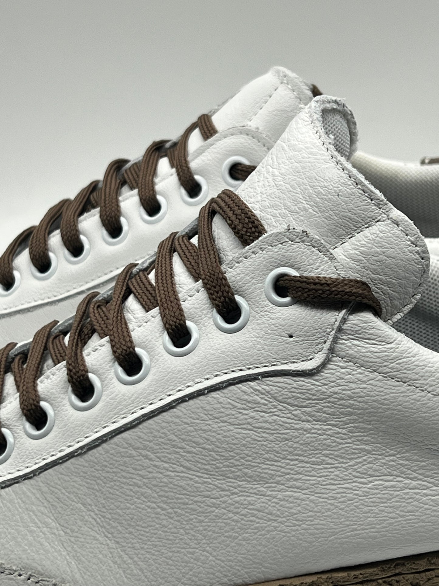 SNEAKER BIANCA BOTTOLATA FONDO STUCCO