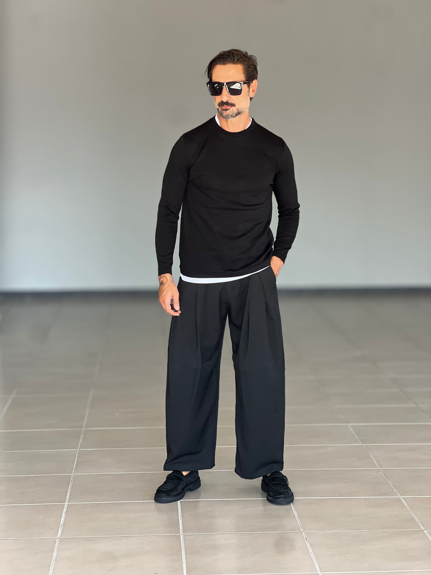 MAGLIA 2 FILI NERO INSERTO T SHIRT BIANCA