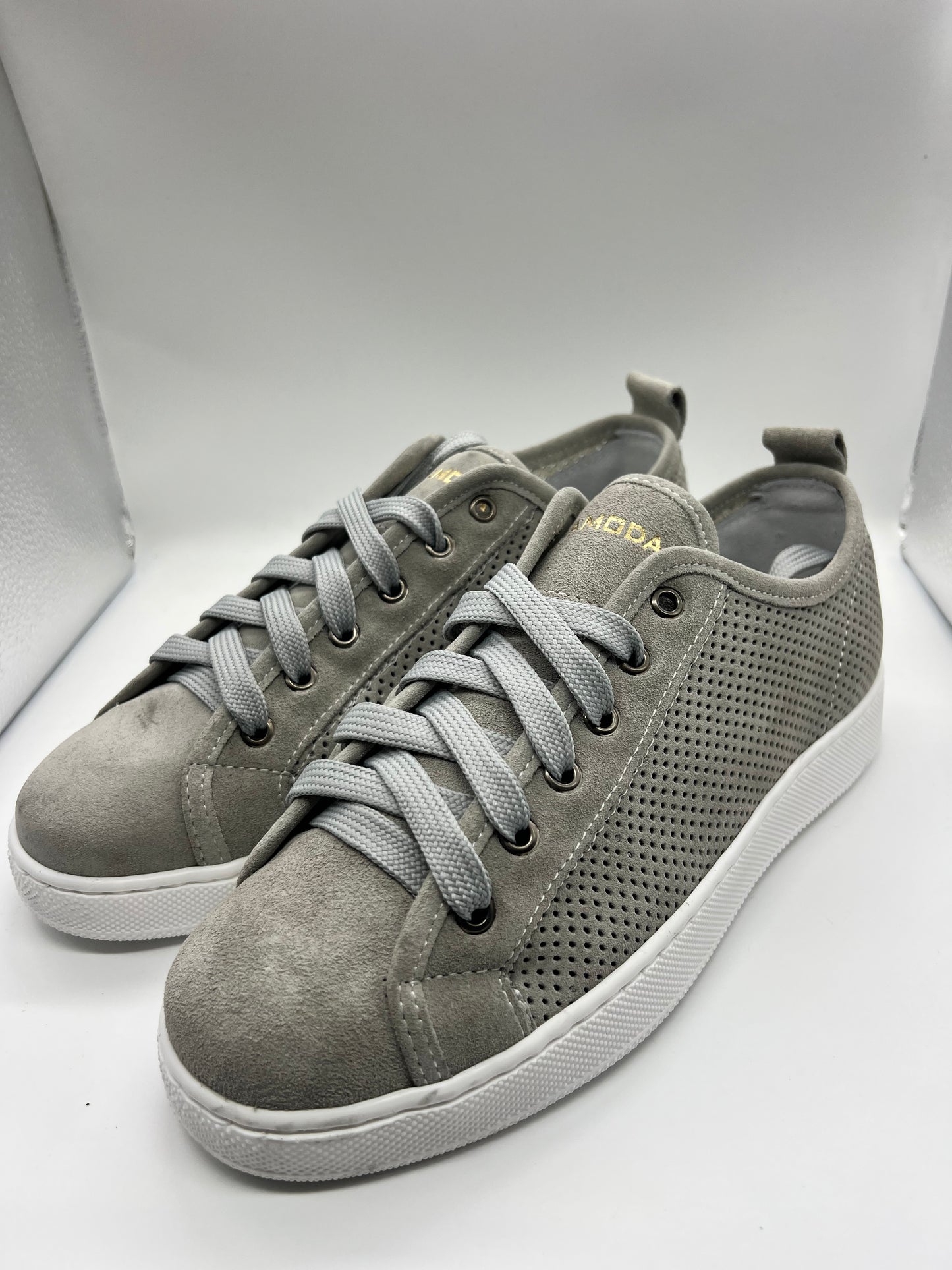 SNEAKER PELLE GRIGIA TRAFORATA