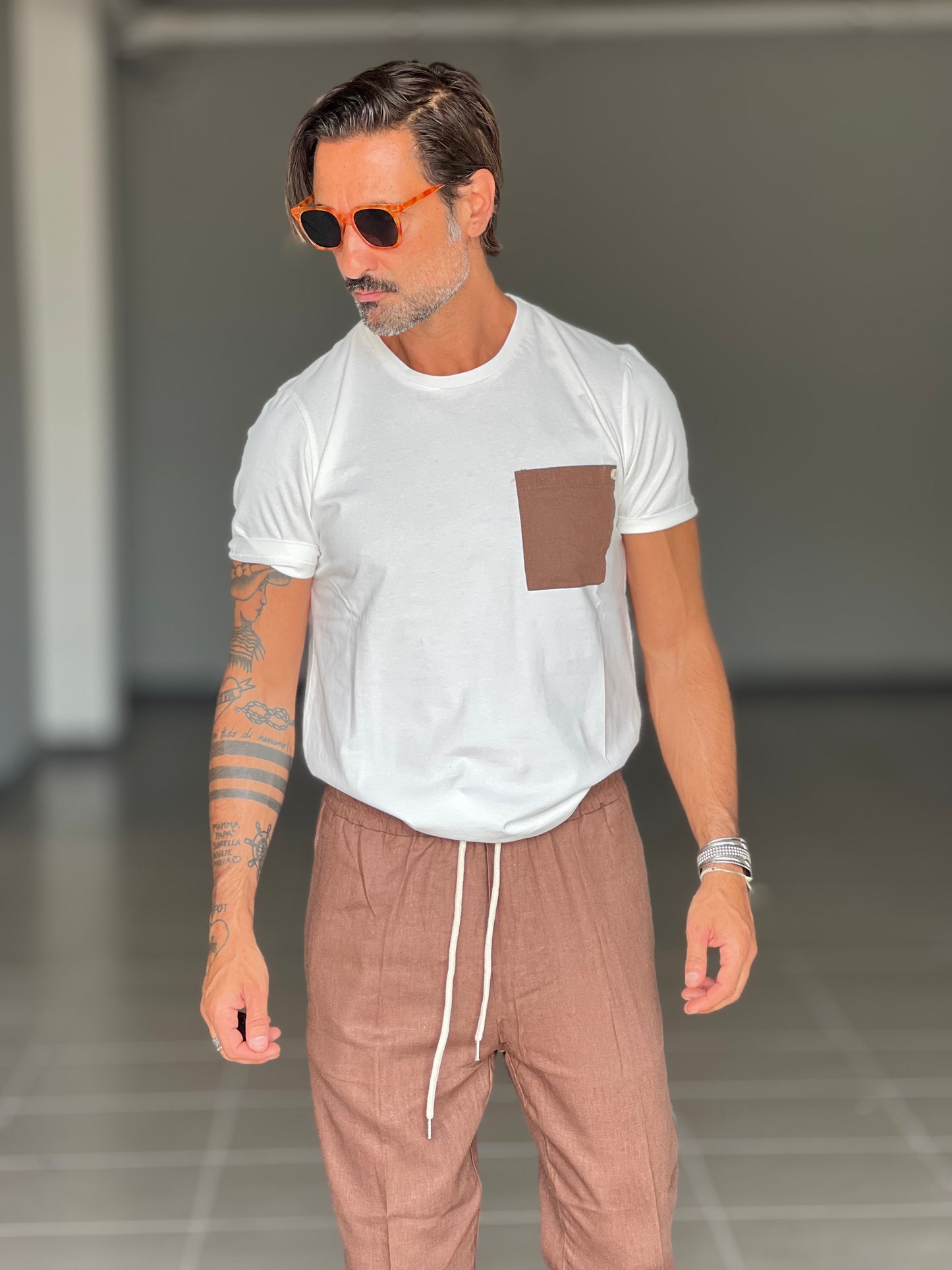 T SHIRT BIANCA COTONE TASCHINO MORO