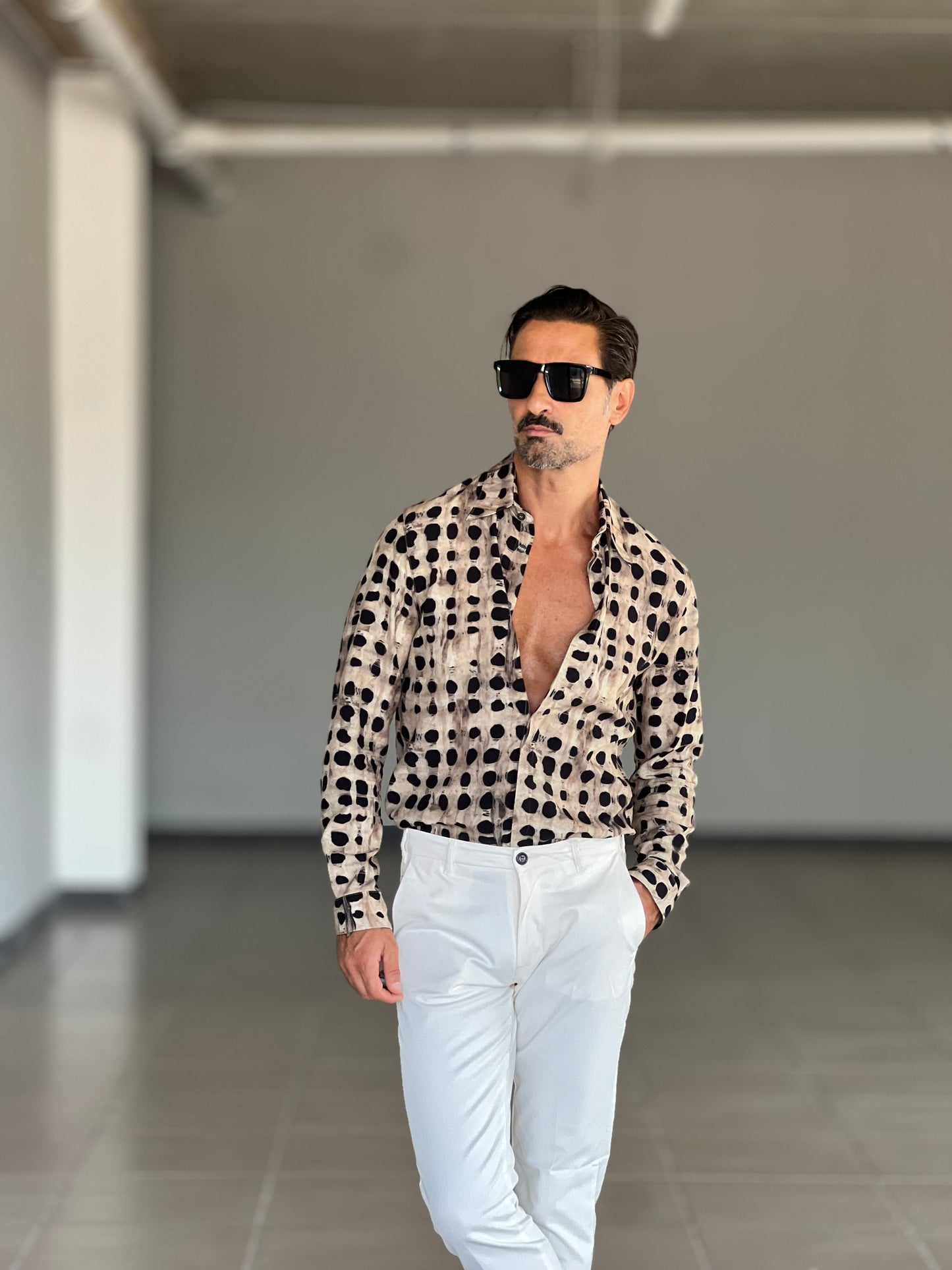 CAMICIA VISCOSA FONDO CAMMELLO POIS NERO ALTATENSIONE
