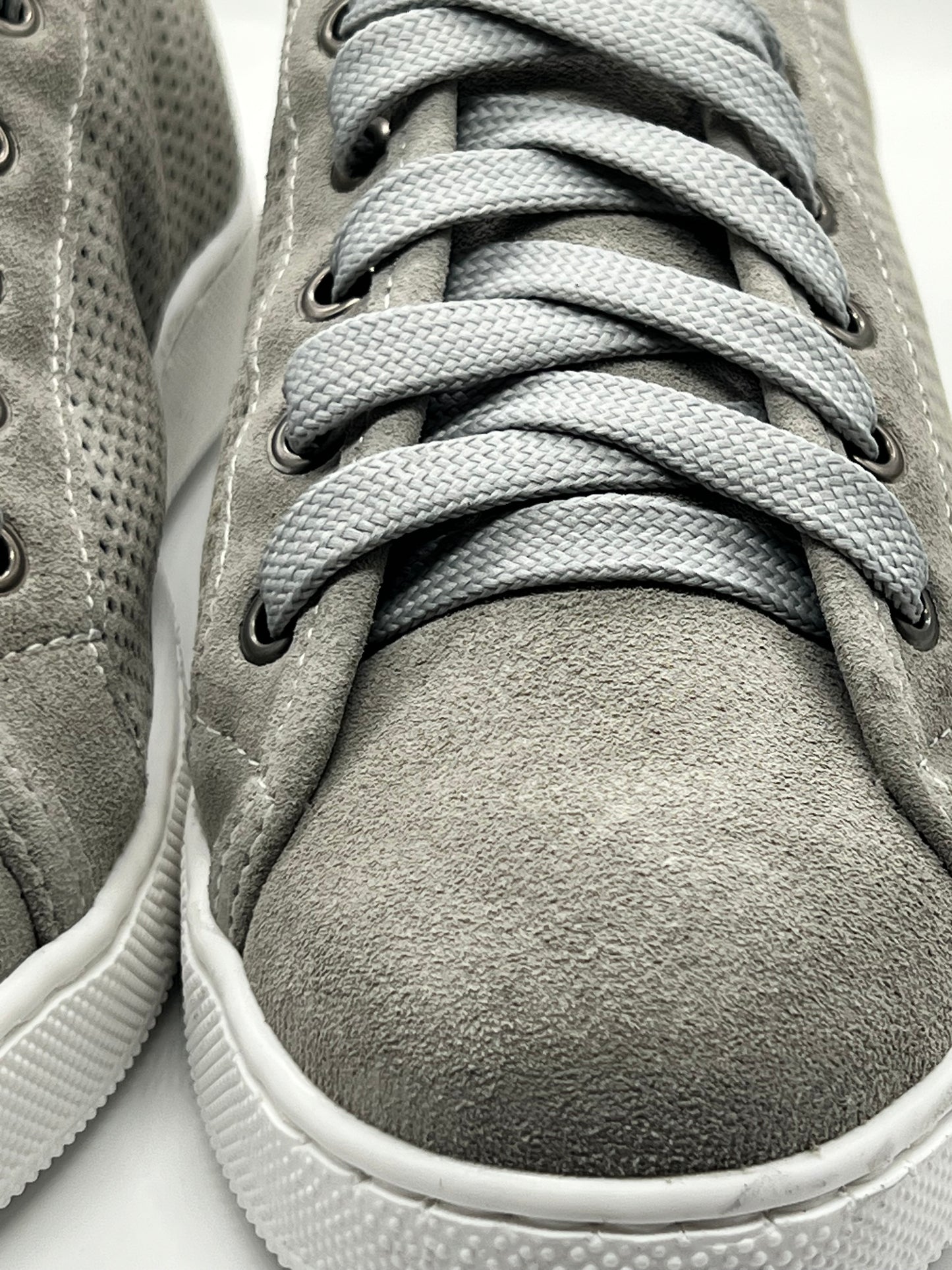 SNEAKER PELLE GRIGIA TRAFORATA