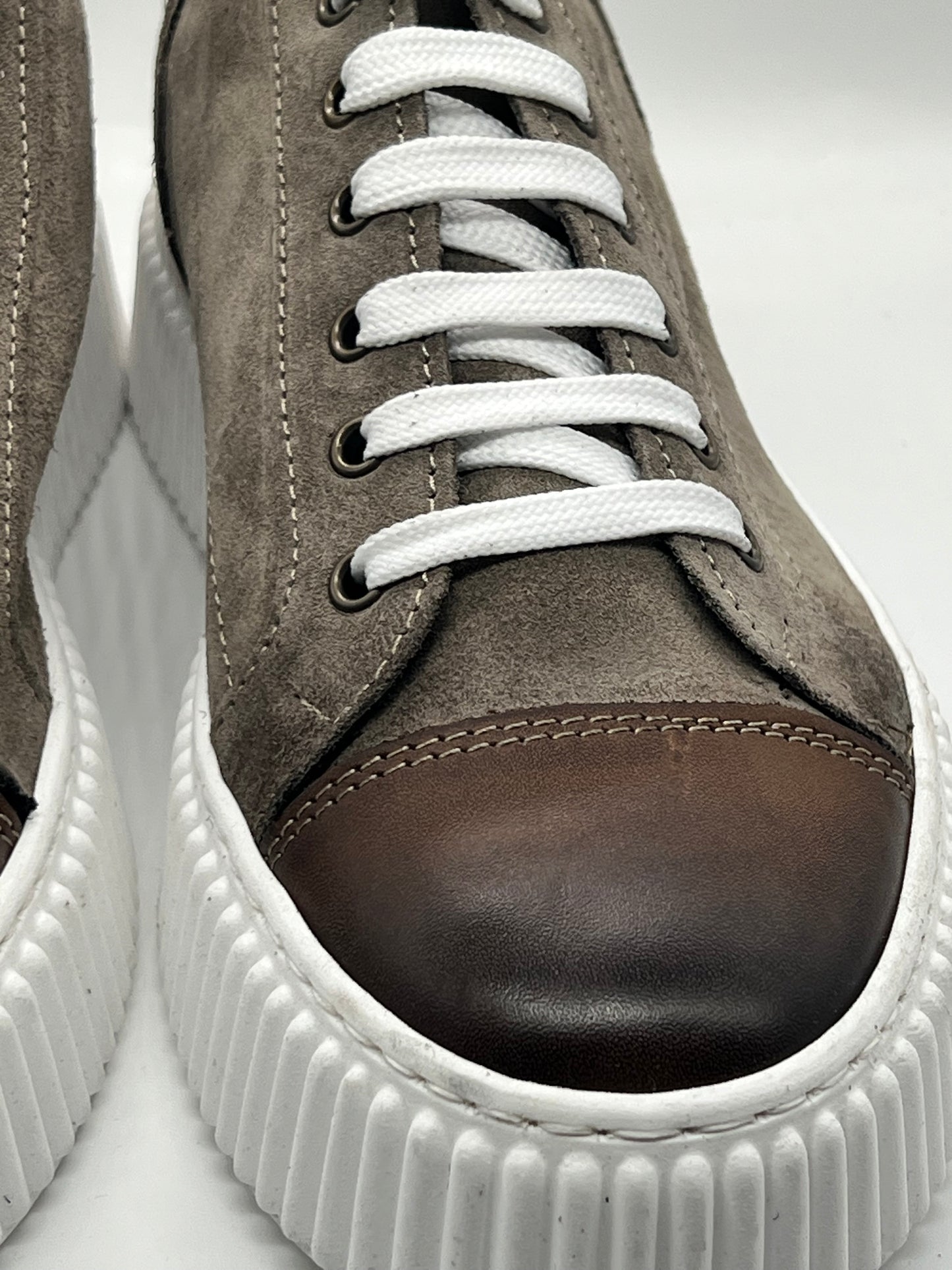 SNEAKER FANGO PUNTA PELLE BOTTOLATA FONDO BIANCO