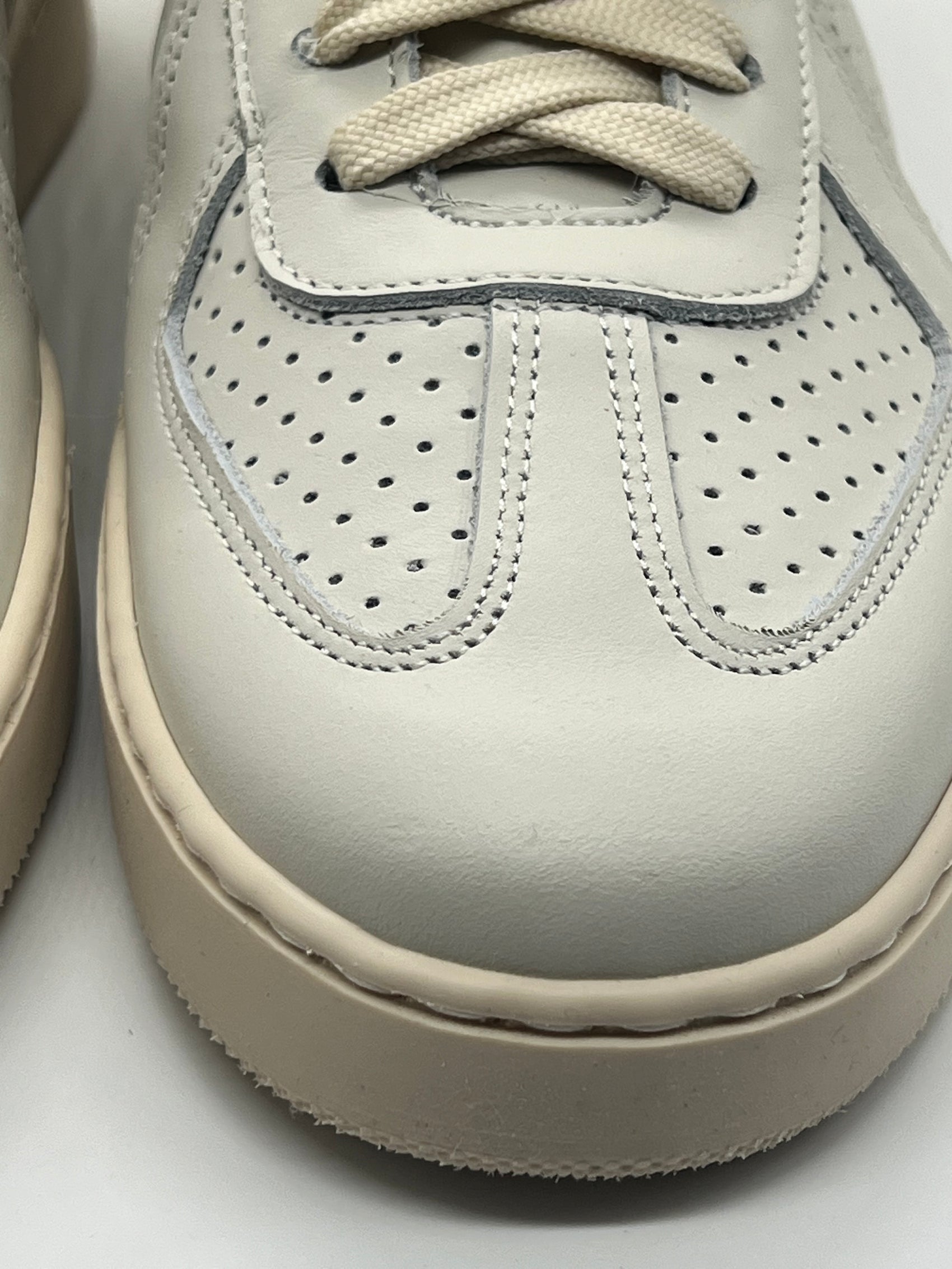 SNEAKER BIANCA SPORCATA BOTTOLATA TRAFORATA