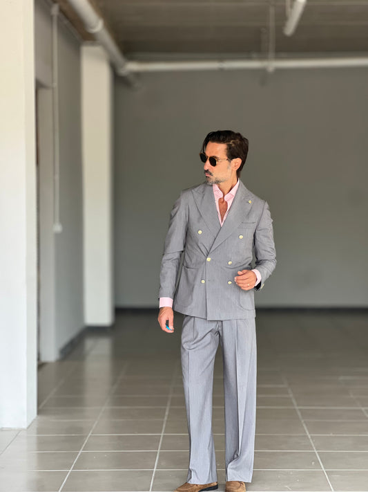 ABITO GRIGIO BOTTONE METALLO FONDO AMPIO