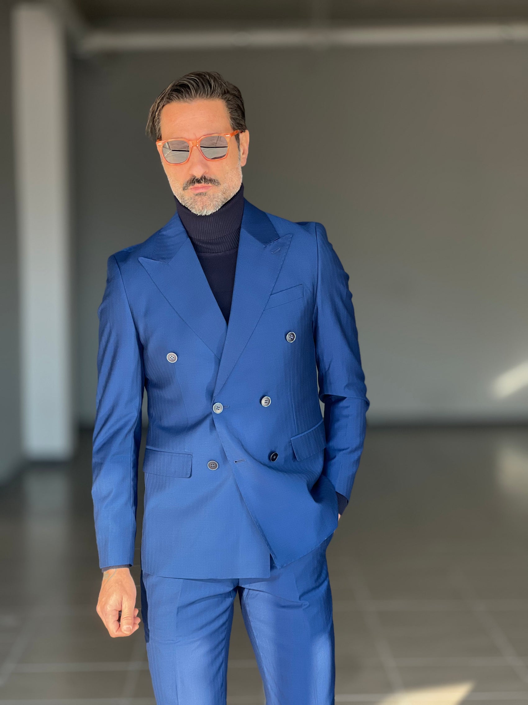 ABITO  BLU ROYAL  DOPPIOPETTO BOTTONE MADREPERLA VISCOSA E MISTI