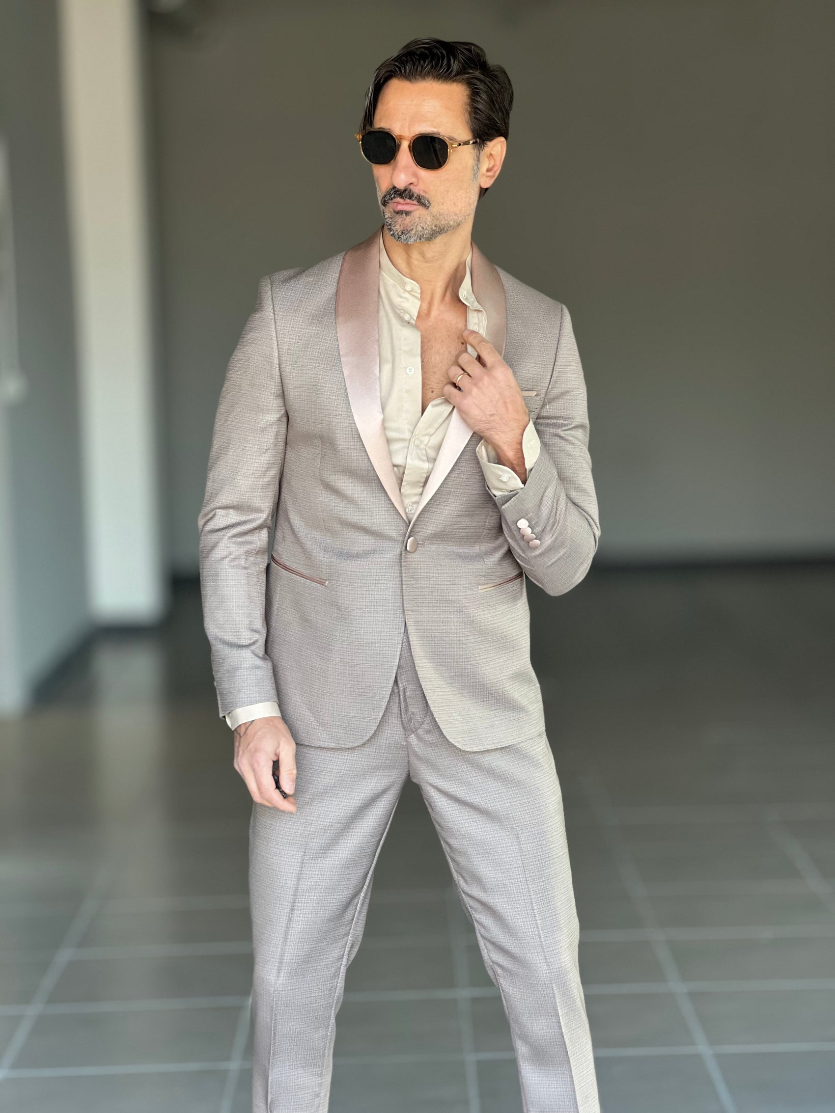 ABITO  SMOKING BEIGE  REVER CHIARO TESSUTO OPERATO 104