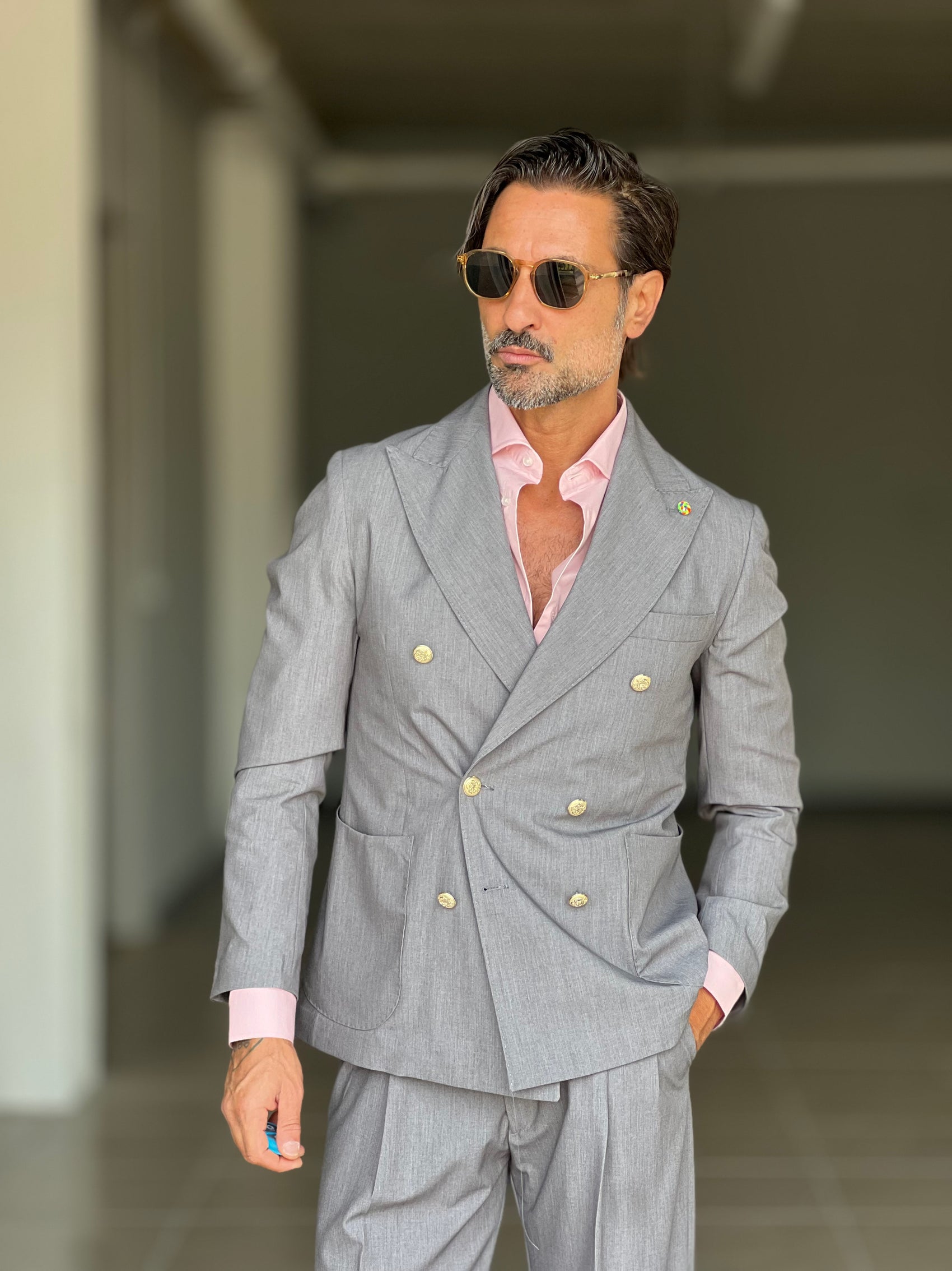 ABITO GRIGIO BOTTONE METALLO FONDO AMPIO
