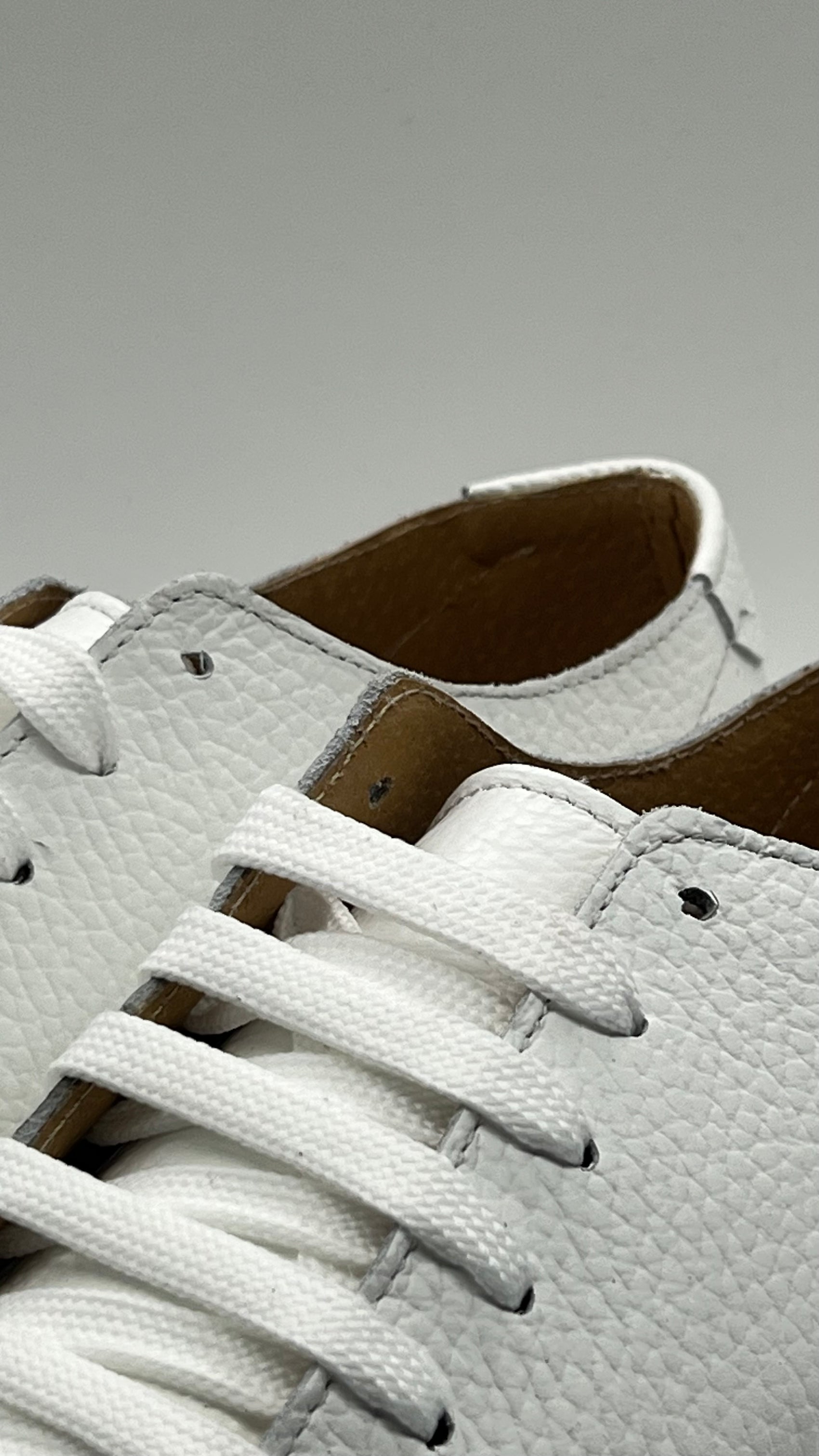 SNEAKER BIANCA  BOTTOLATA TAGLIO VIVO