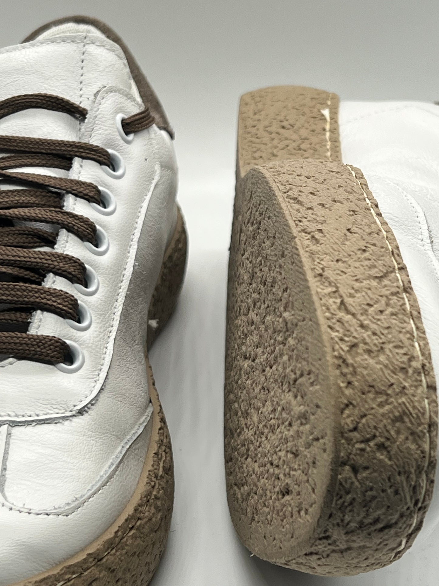 SNEAKER BIANCA BOTTOLATA FONDO STUCCO