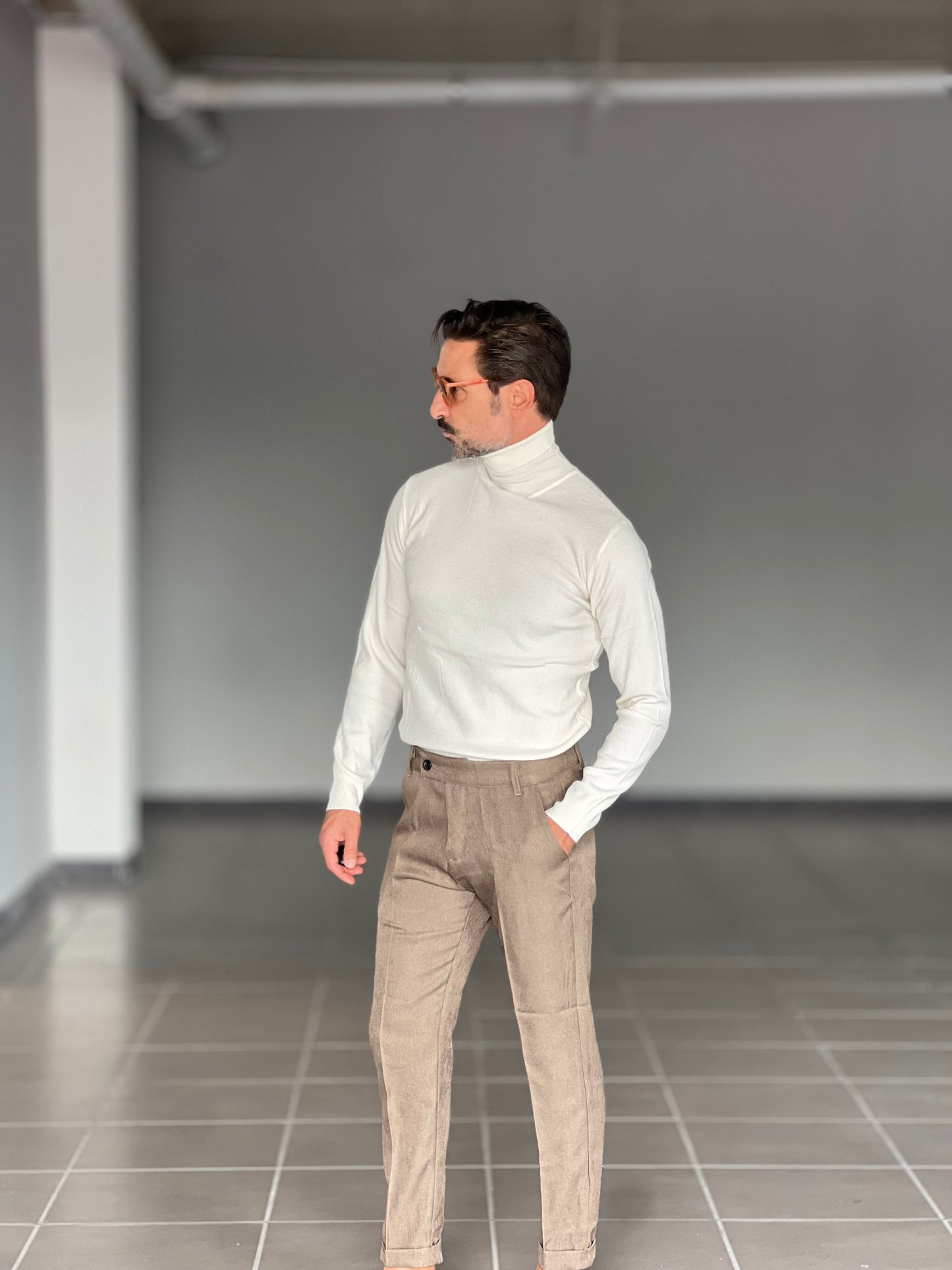 MULTICOLORED RED AND GRAY SHAVED HIGH NECK