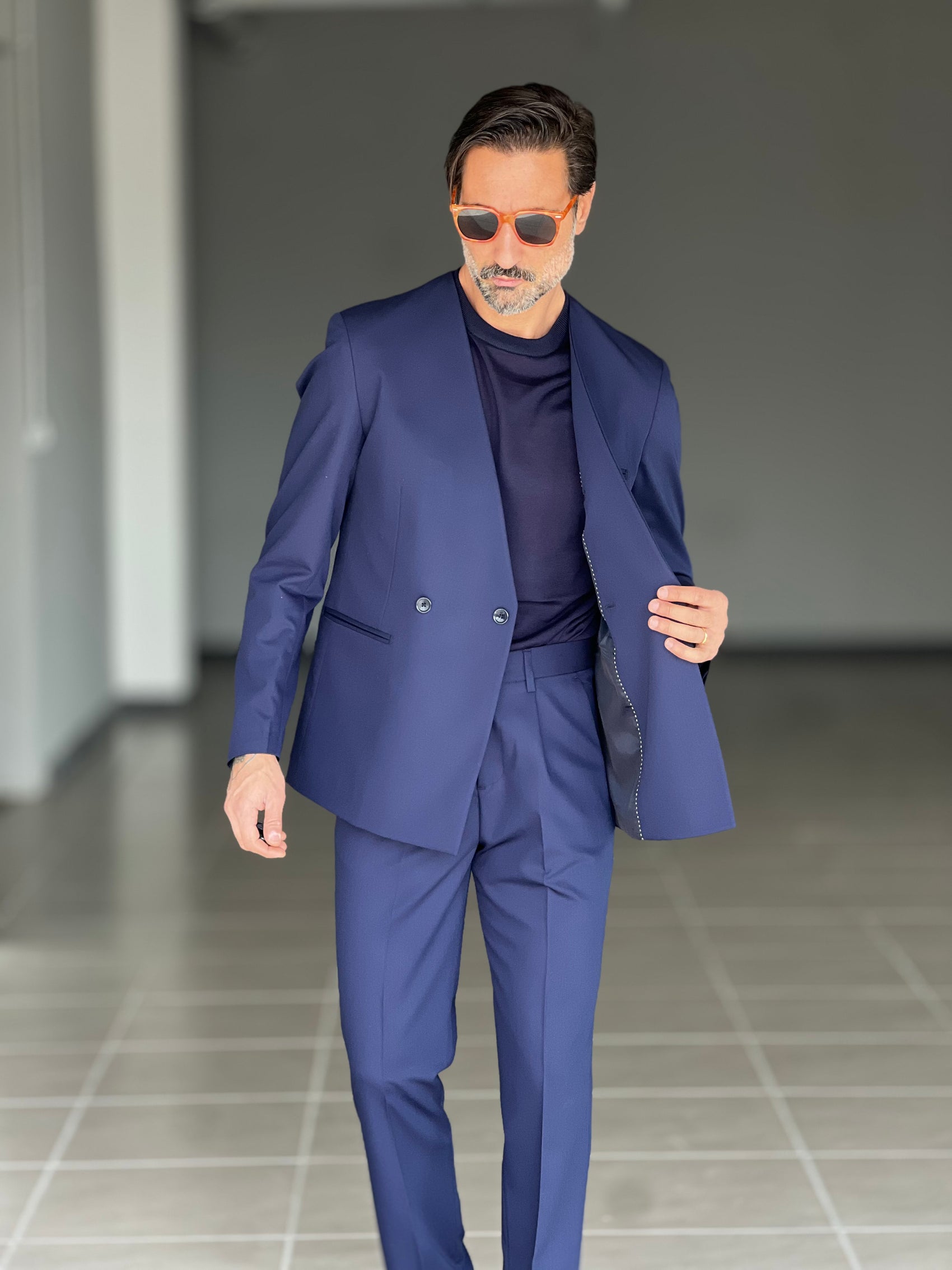 ABITO BLU   DOPPIOPETTO UN  BOTTONE NASCOSTO COLLO SCIALLATO