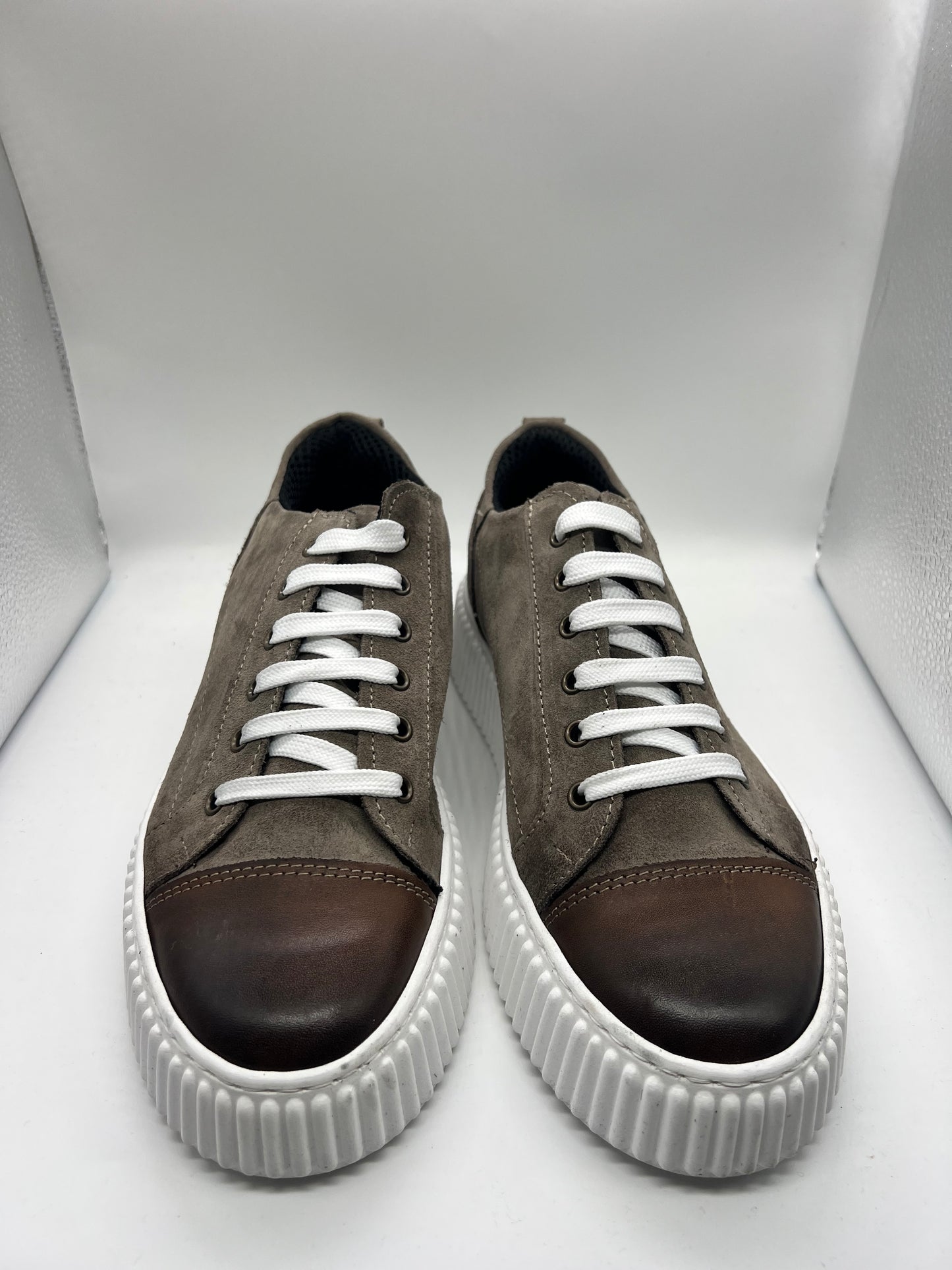 SNEAKER FANGO PUNTA PELLE  BOTTOLATA FONDO BIANCO