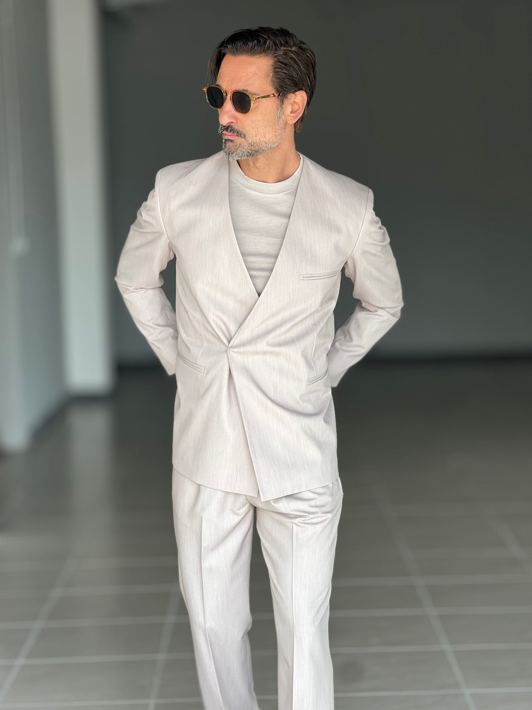 ABITO SABBIA   DOPPIOPETTO UN  BOTTONE NASCOSTO COLLO SCIALLATO