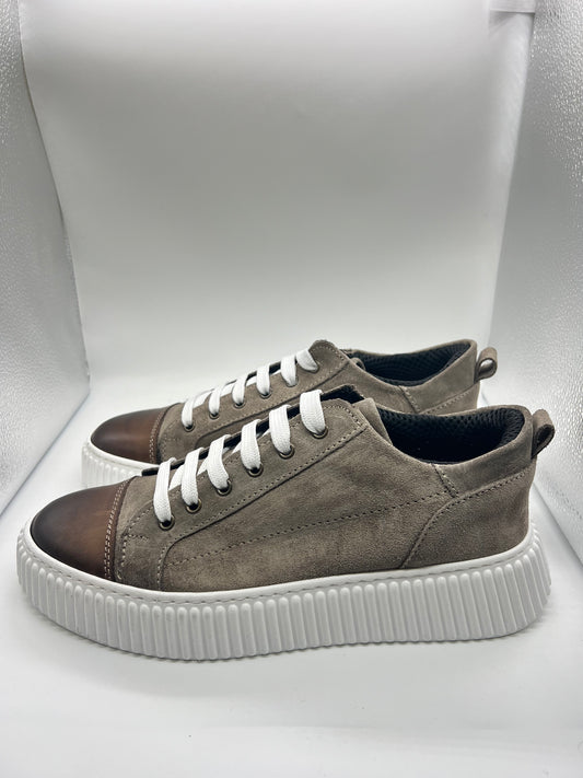 SNEAKER FANGO PUNTA PELLE  BOTTOLATA FONDO BIANCO