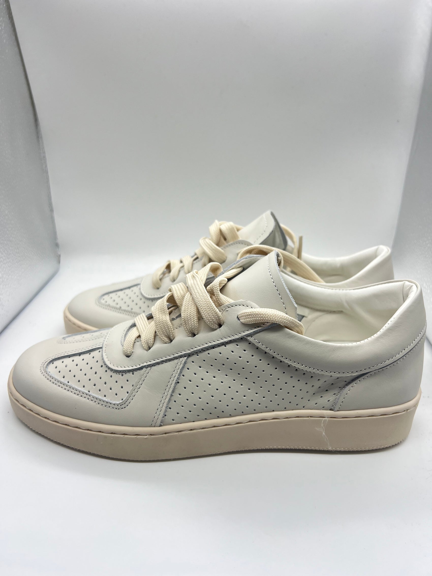 SNEAKER BIANCA SPORCATA BOTTOLATA TRAFORATA