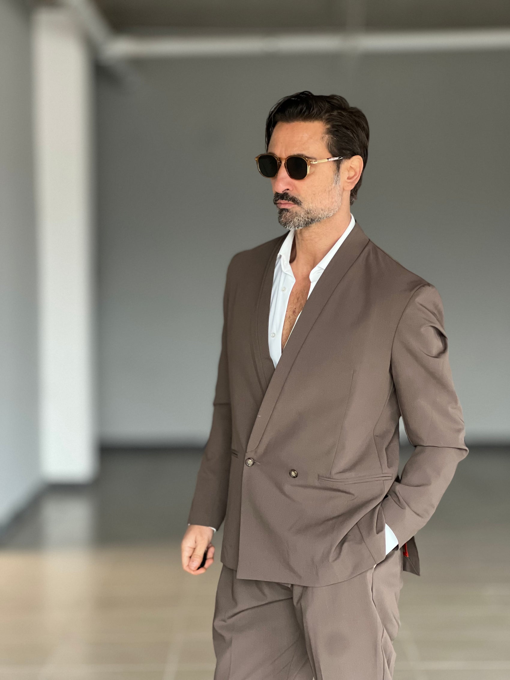 GIACCA  MORO COLLO SCIALLATO DOPPIOPETTO ( PUOI ABBINARE IL PANTALONE CON IL CODICE 33 )