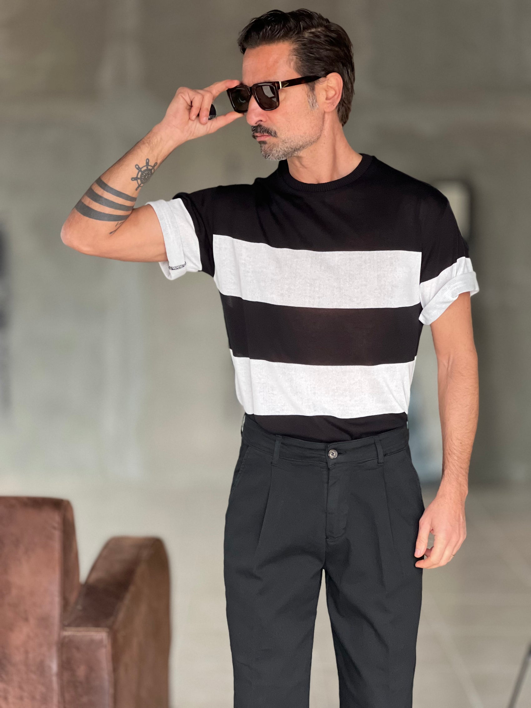 MAGLIA BIANCA RIGA GRANDE NERA IN FILO CROP