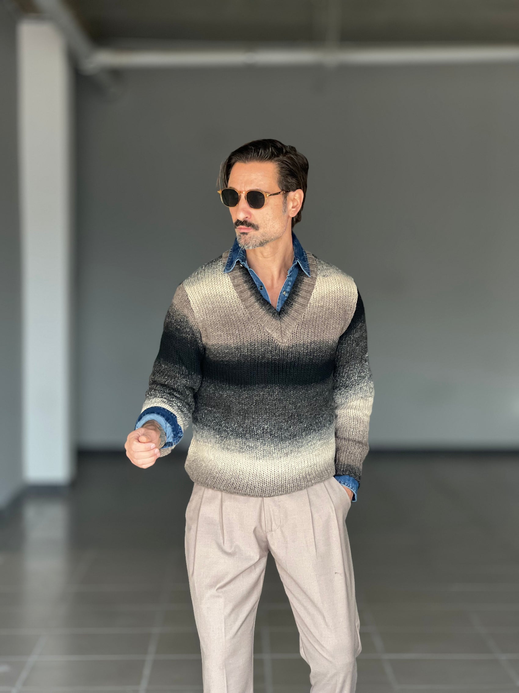 MAGLIA SCOLLO V DEGRADE' MORO   E PANNA MISTI LANA E ALPACA