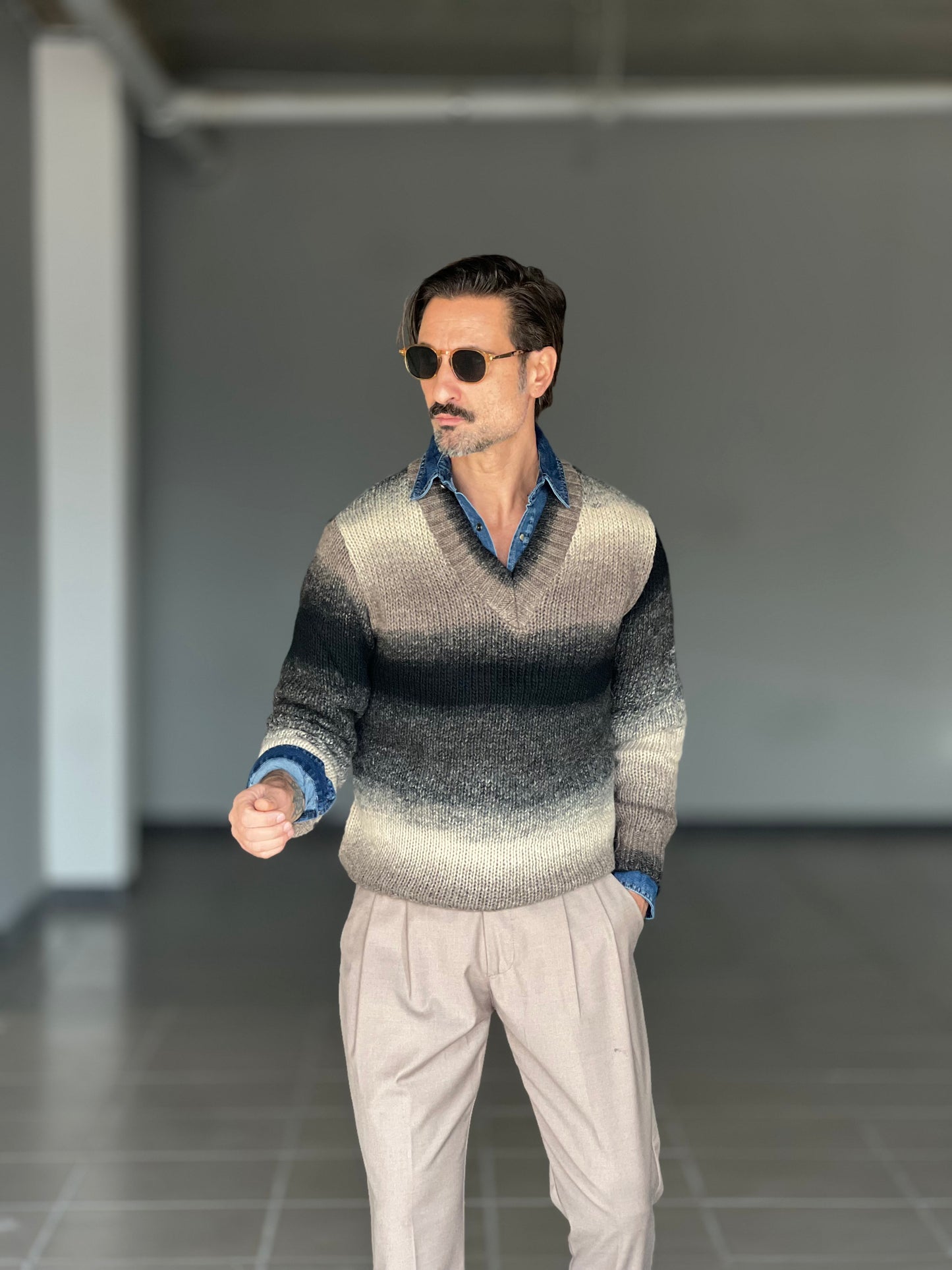 MAGLIA SCOLLO V DEGRADE' MORO   E PANNA MISTI LANA E ALPACA