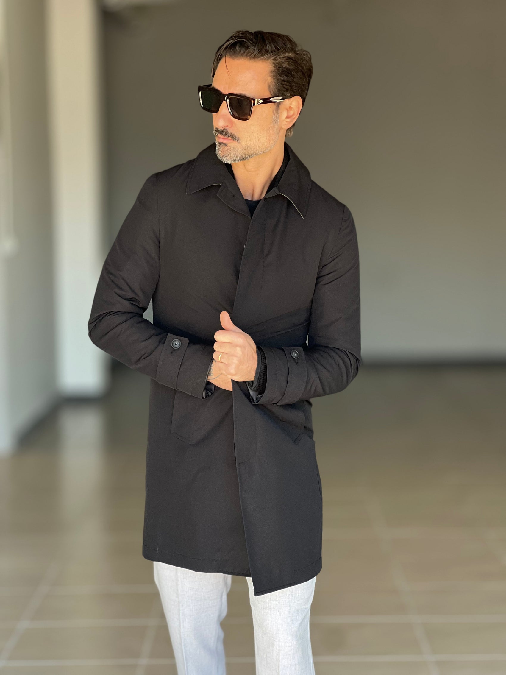 TRENCH NERO TESSUTO TECNICO IMPERMIABILE COLLO CAMICIA