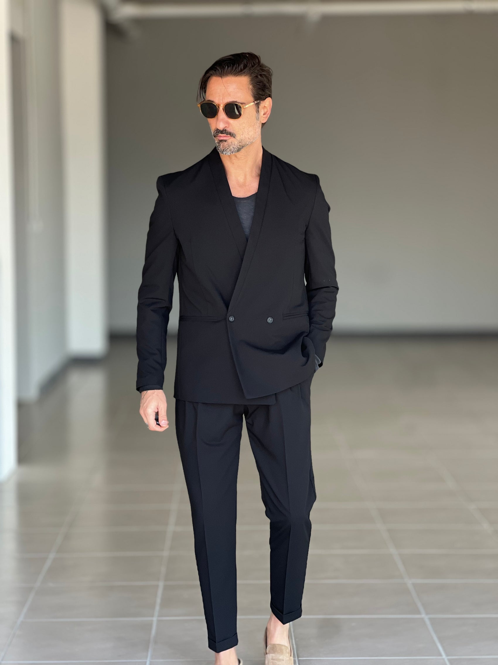 GIACCA  NERA  COLLO SCIALLATO DOPPIOPETTO ( PUOI ABBINARE IL PANTALONE CON IL CODICE 32 )