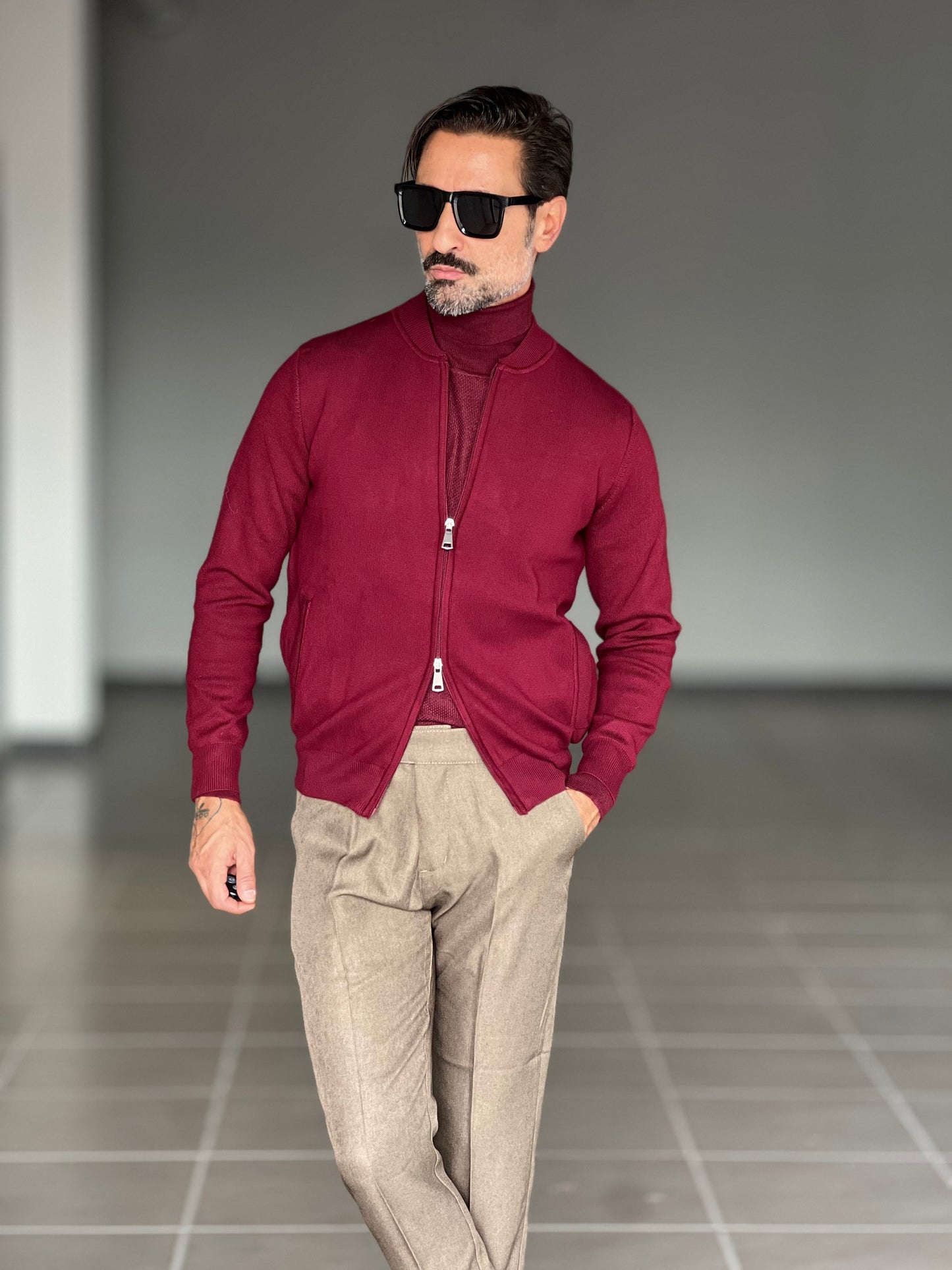 MULTICOLORED RED AND GRAY SHAVED HIGH NECK