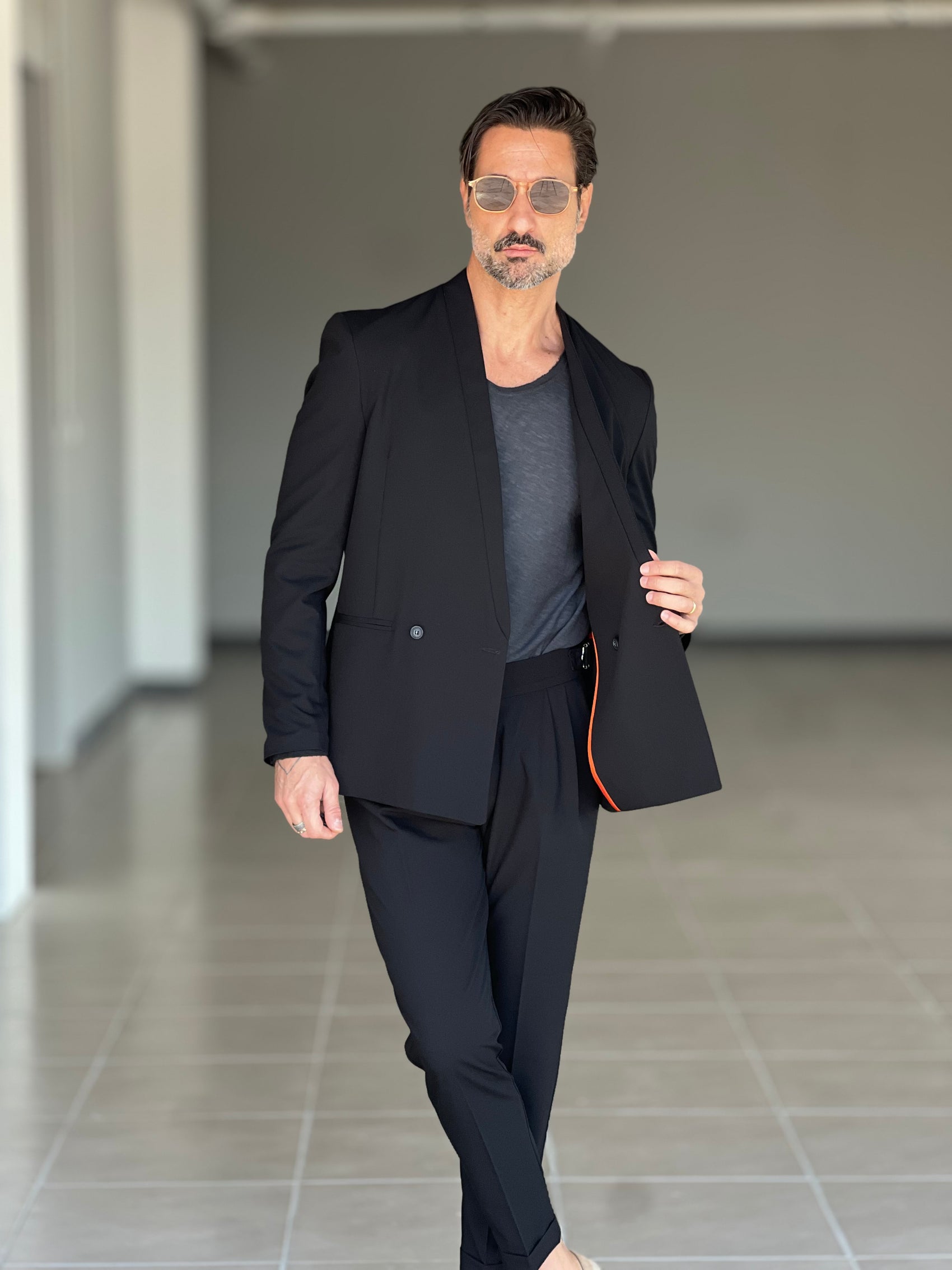 GIACCA  NERA  COLLO SCIALLATO DOPPIOPETTO ( PUOI ABBINARE IL PANTALONE CON IL CODICE 32 )