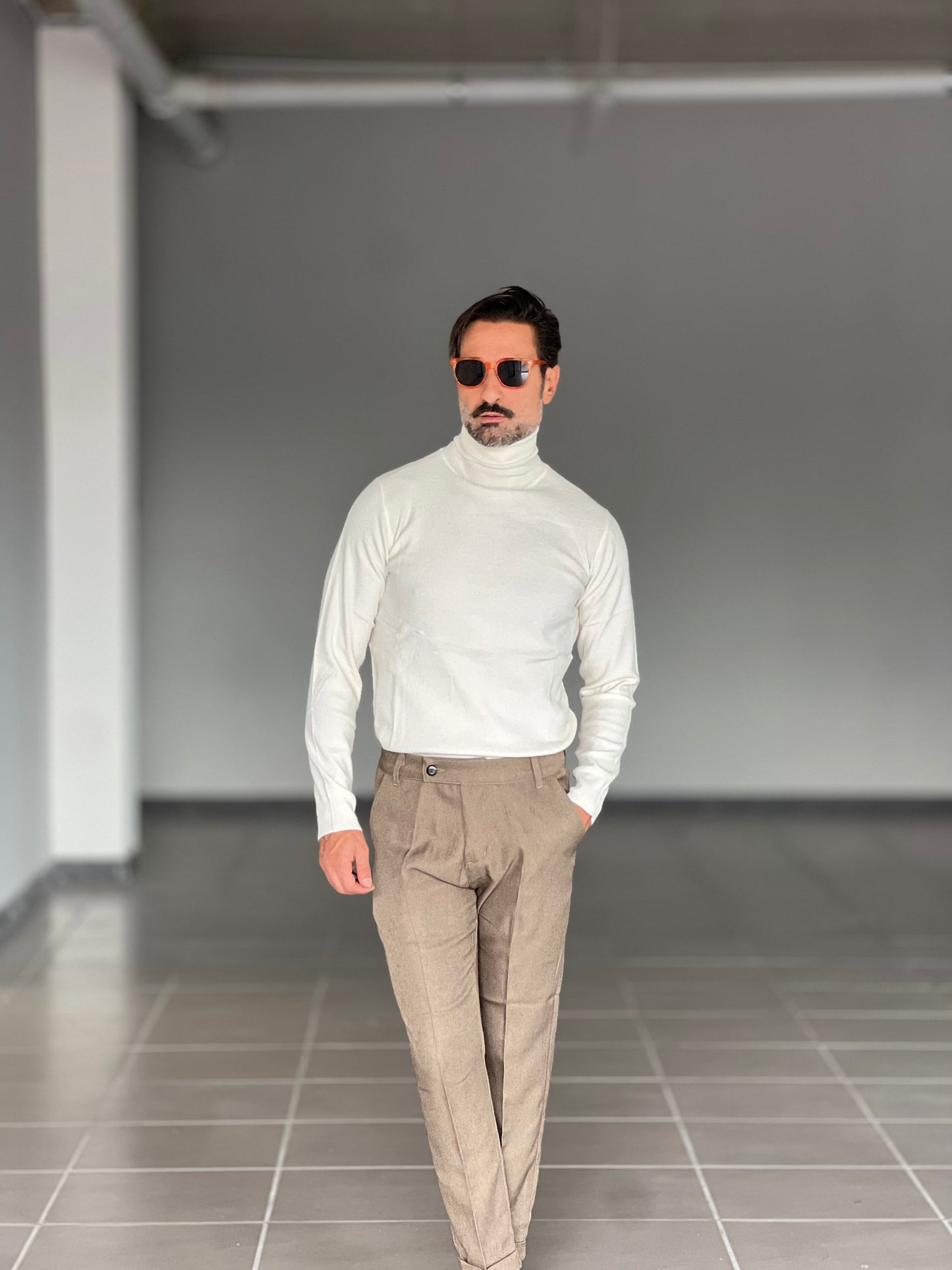 MULTICOLORED RED AND GRAY SHAVED HIGH NECK