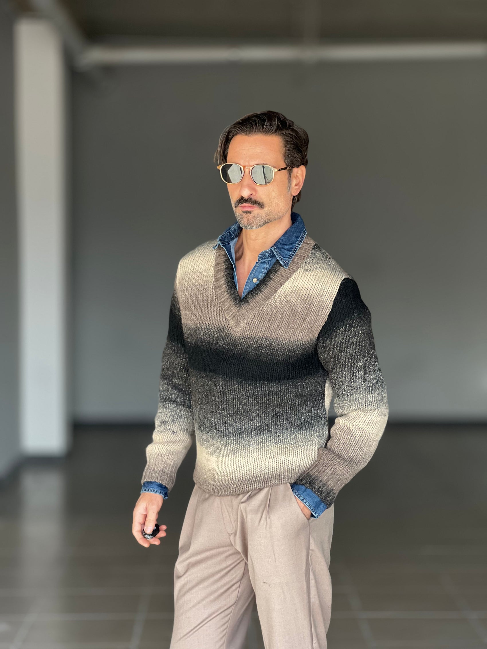 MAGLIA SCOLLO V DEGRADE' MORO   E PANNA MISTI LANA E ALPACA