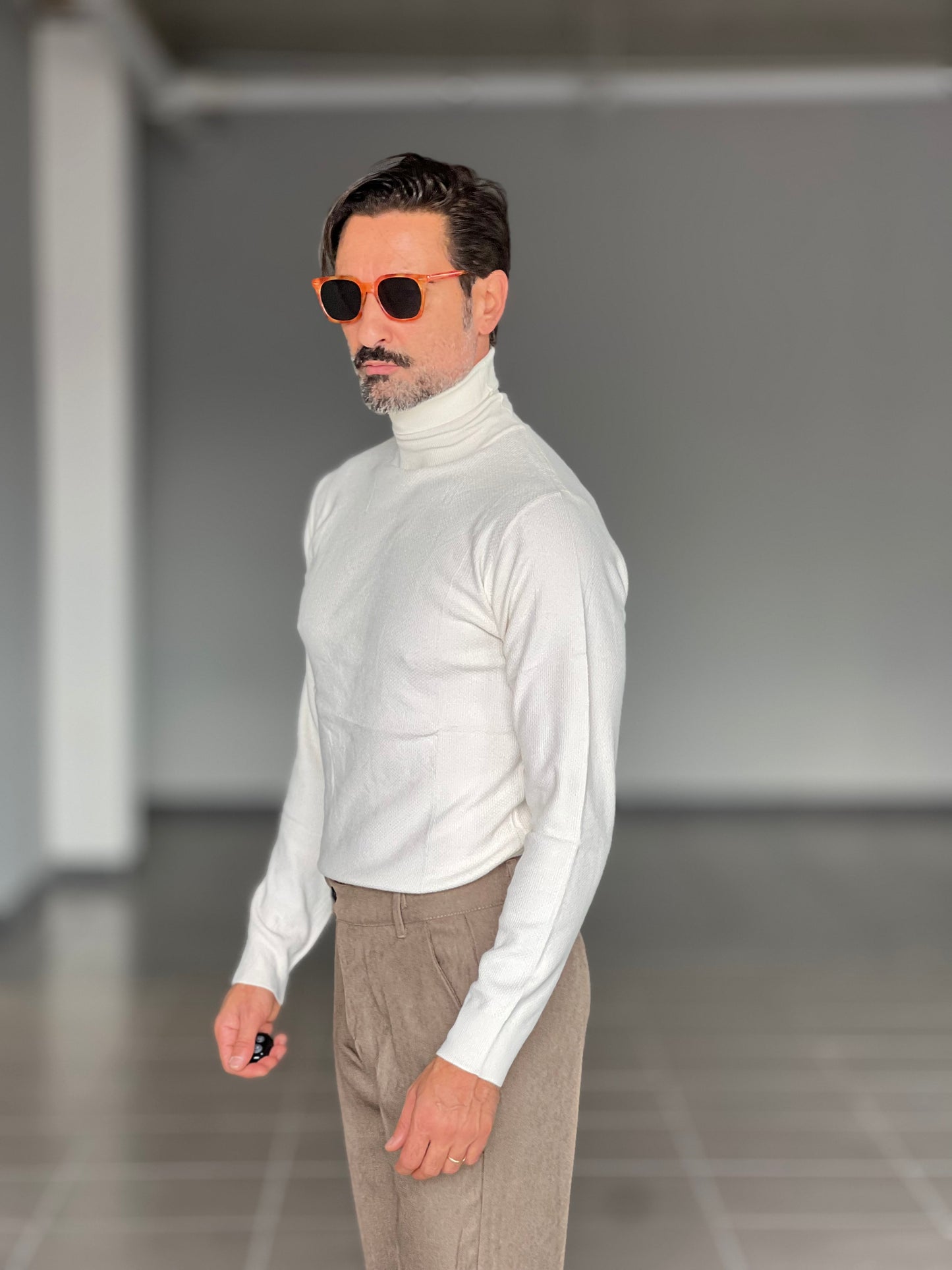 MULTICOLORED RED AND GRAY SHAVED HIGH NECK