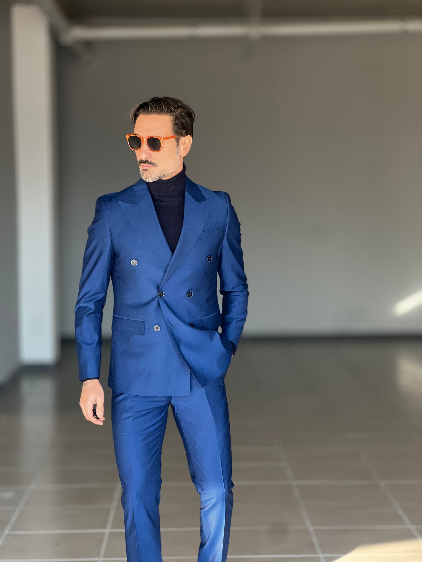 ABITO  BLU ROYAL  DOPPIOPETTO BOTTONE MADREPERLA VISCOSA E MISTI