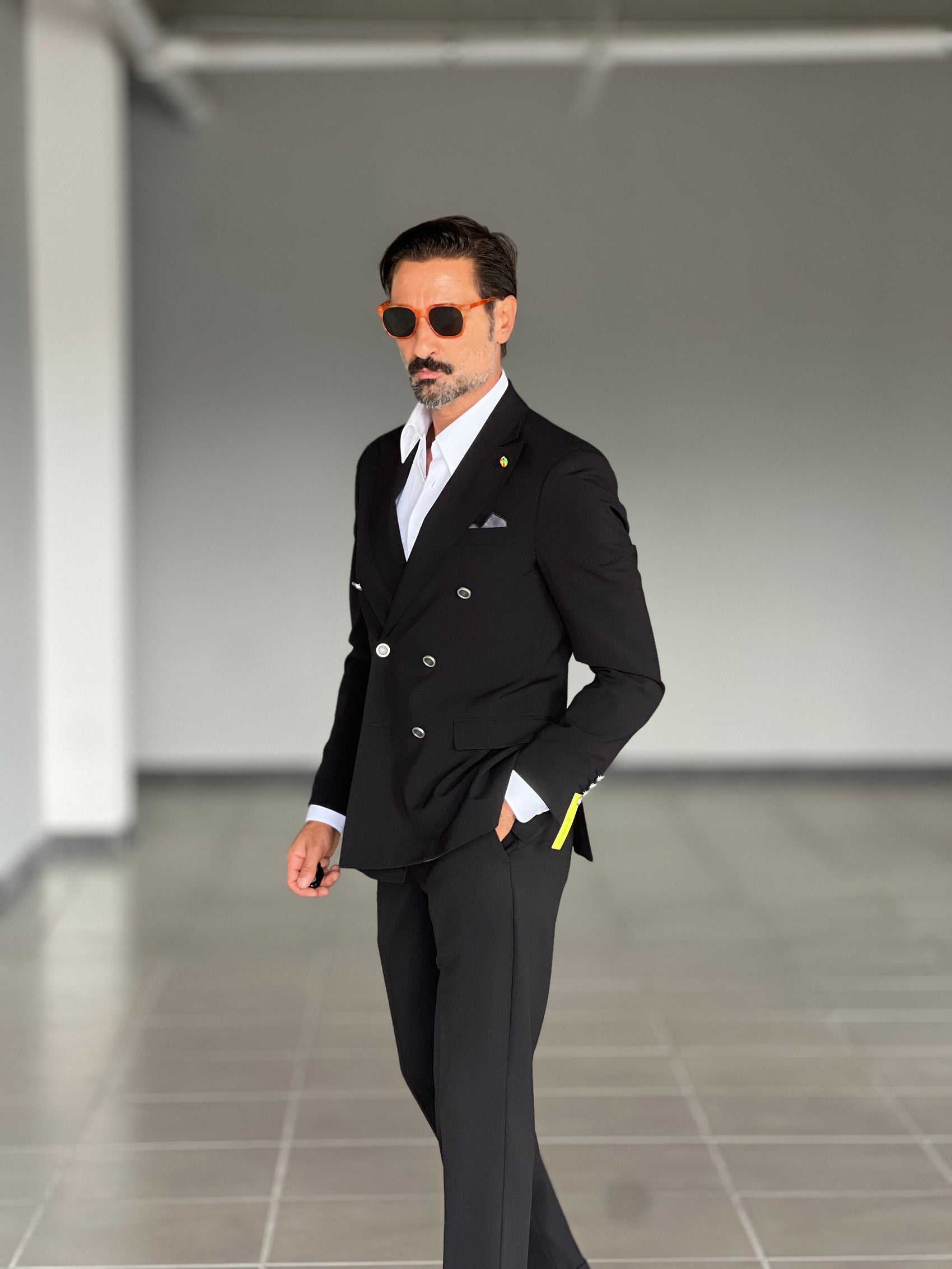 ABITO  NERO DOPPIOPETTO BOTTONE METALLO VISCOSA E MISTI