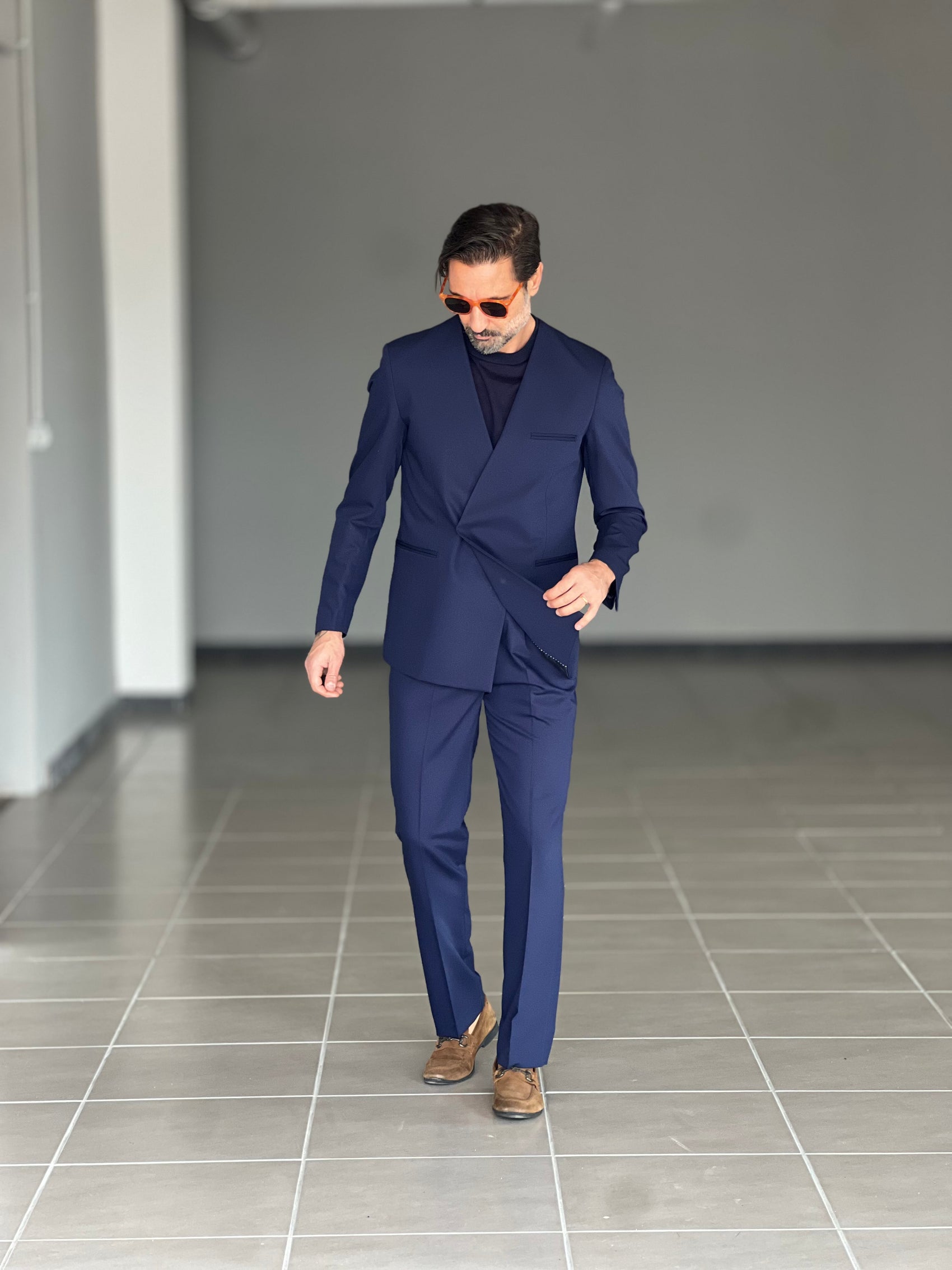 ABITO BLU   DOPPIOPETTO UN  BOTTONE NASCOSTO COLLO SCIALLATO