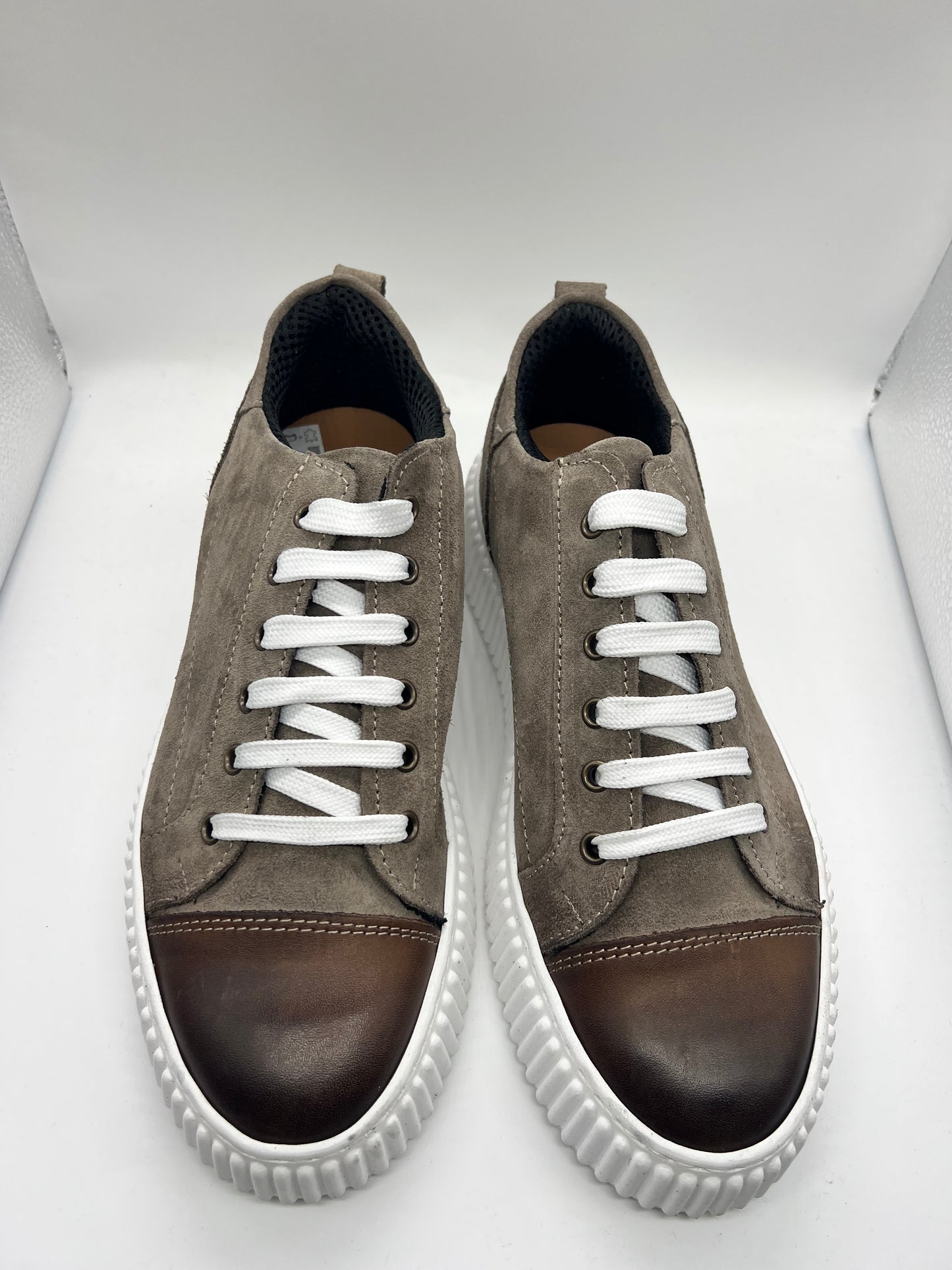 SNEAKER FANGO PUNTA PELLE  BOTTOLATA FONDO BIANCO