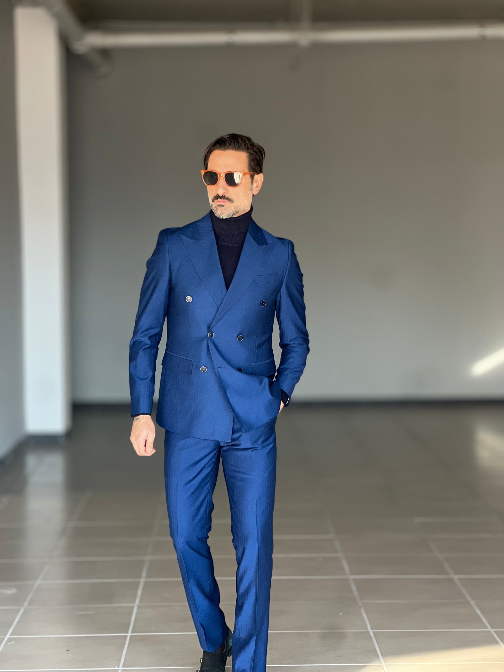 ABITO  BLU ROYAL  DOPPIOPETTO BOTTONE MADREPERLA VISCOSA E MISTI