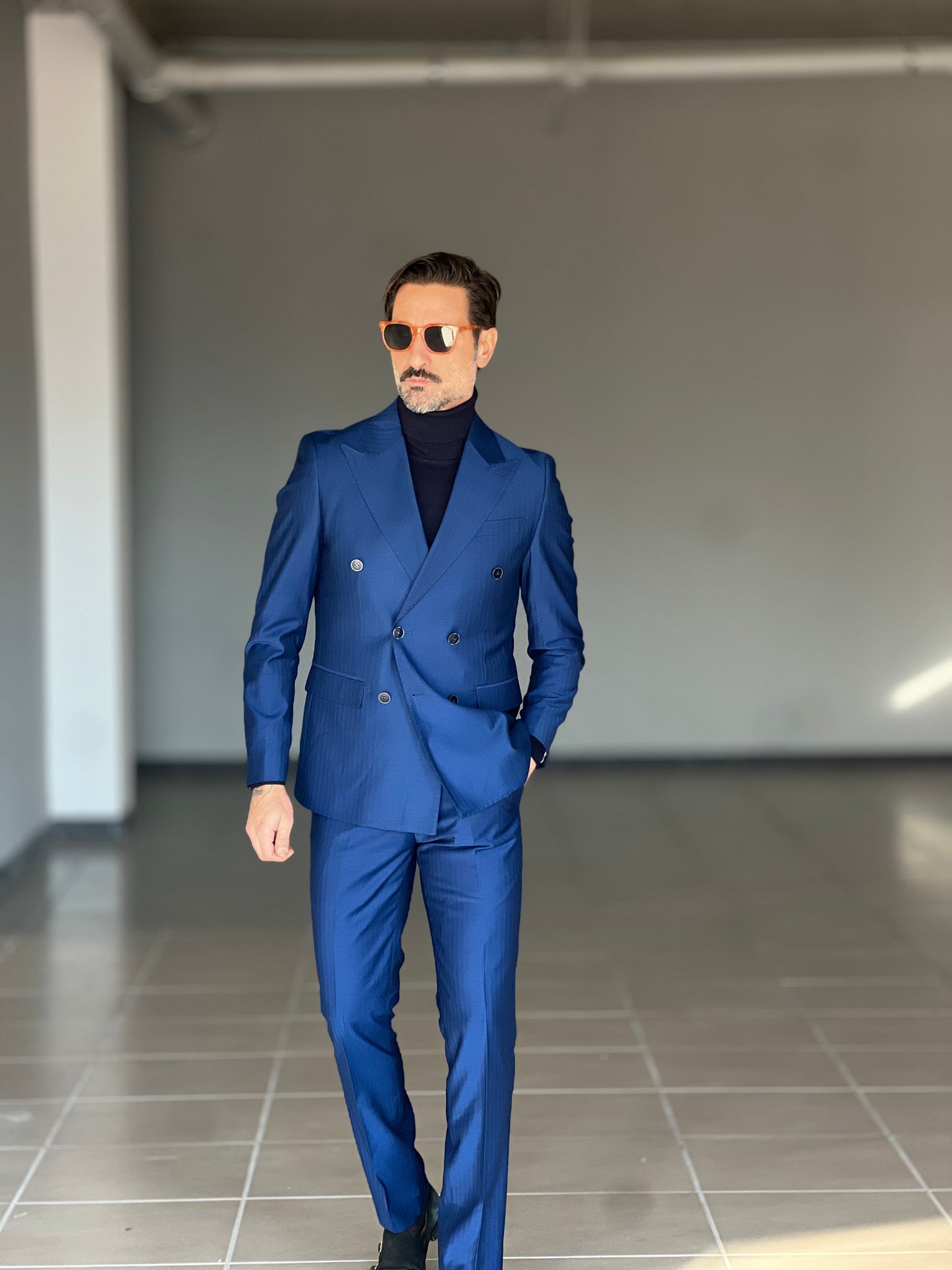 ABITO  BLU ROYAL  DOPPIOPETTO BOTTONE MADREPERLA VISCOSA E MISTI