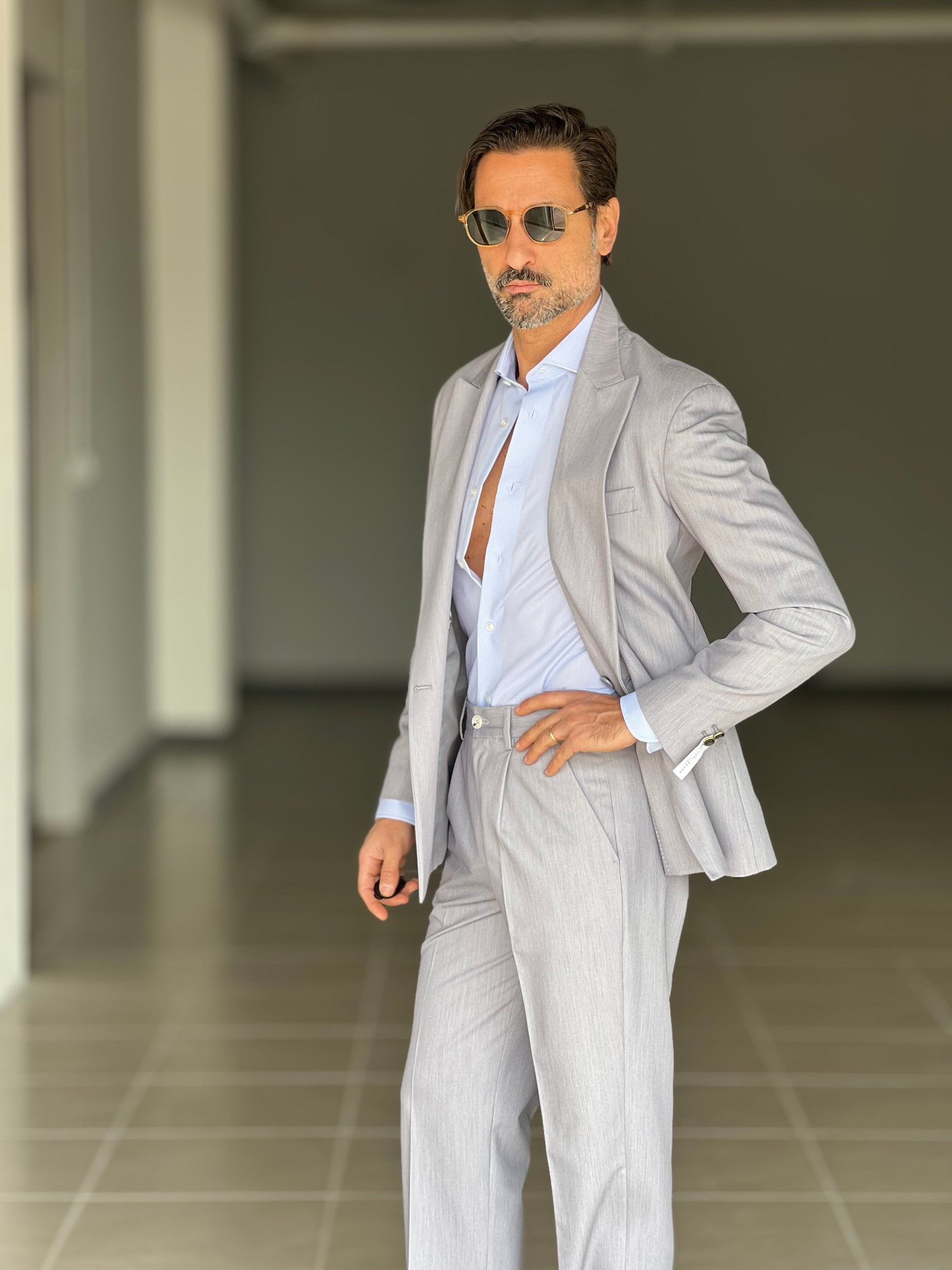 ABITO GRIGIO PERLA   DOPPIOPETTO UN  BOTTONE METALLO