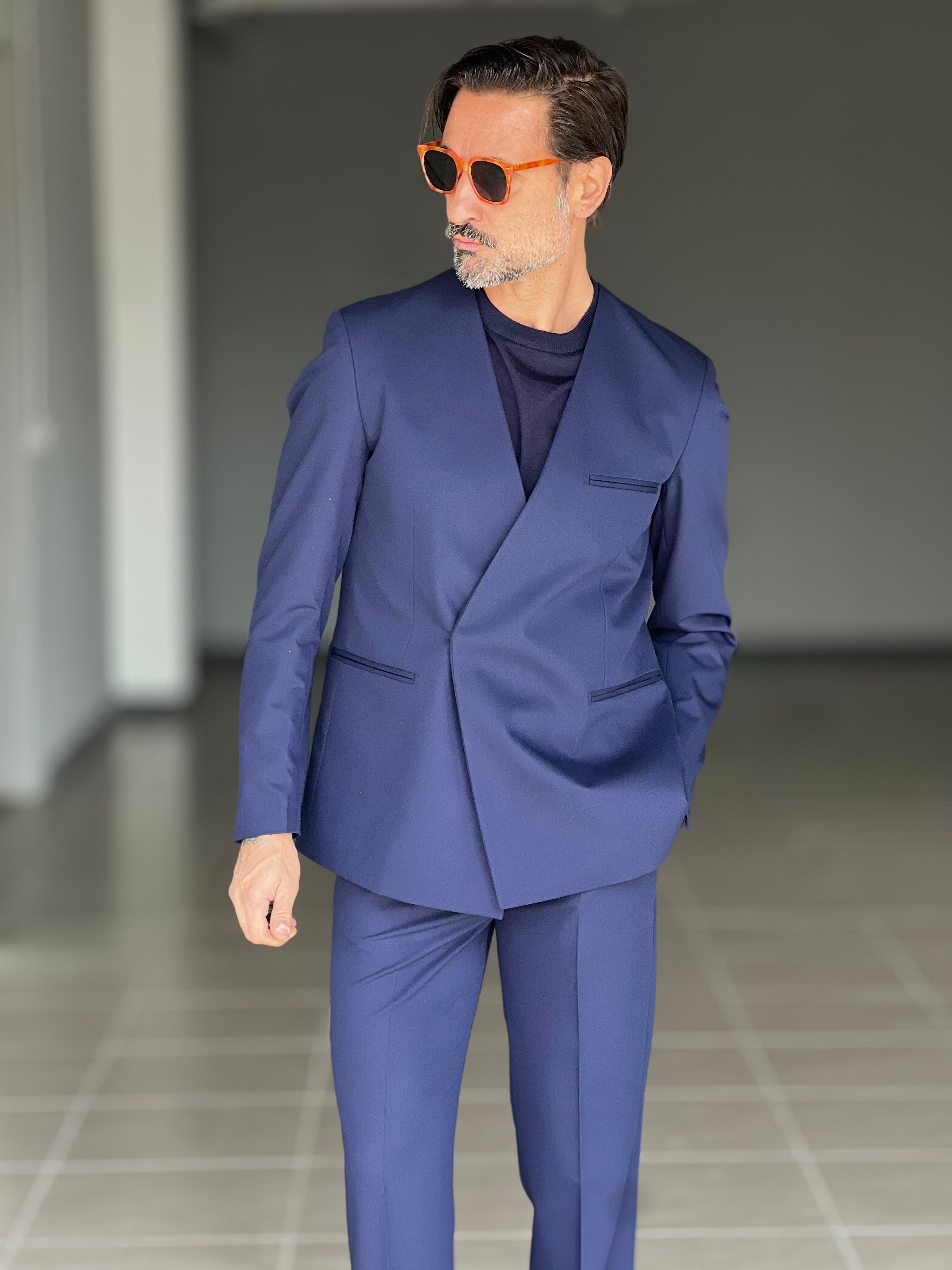 ABITO BLU   DOPPIOPETTO UN  BOTTONE NASCOSTO COLLO SCIALLATO