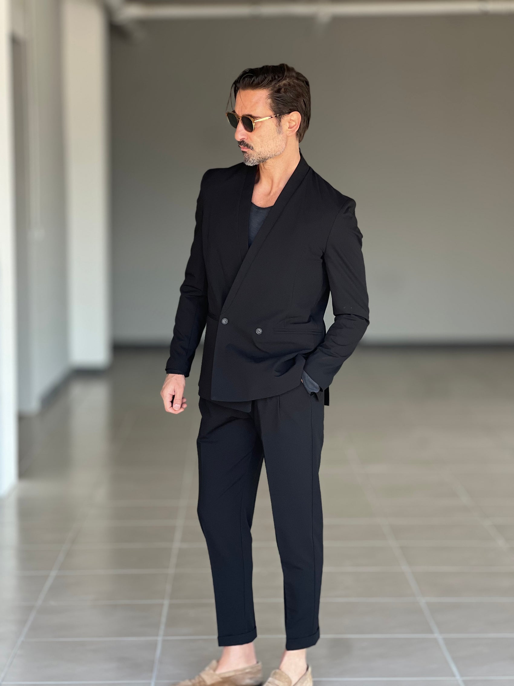 GIACCA  NERA  COLLO SCIALLATO DOPPIOPETTO ( PUOI ABBINARE IL PANTALONE CON IL CODICE 32 )