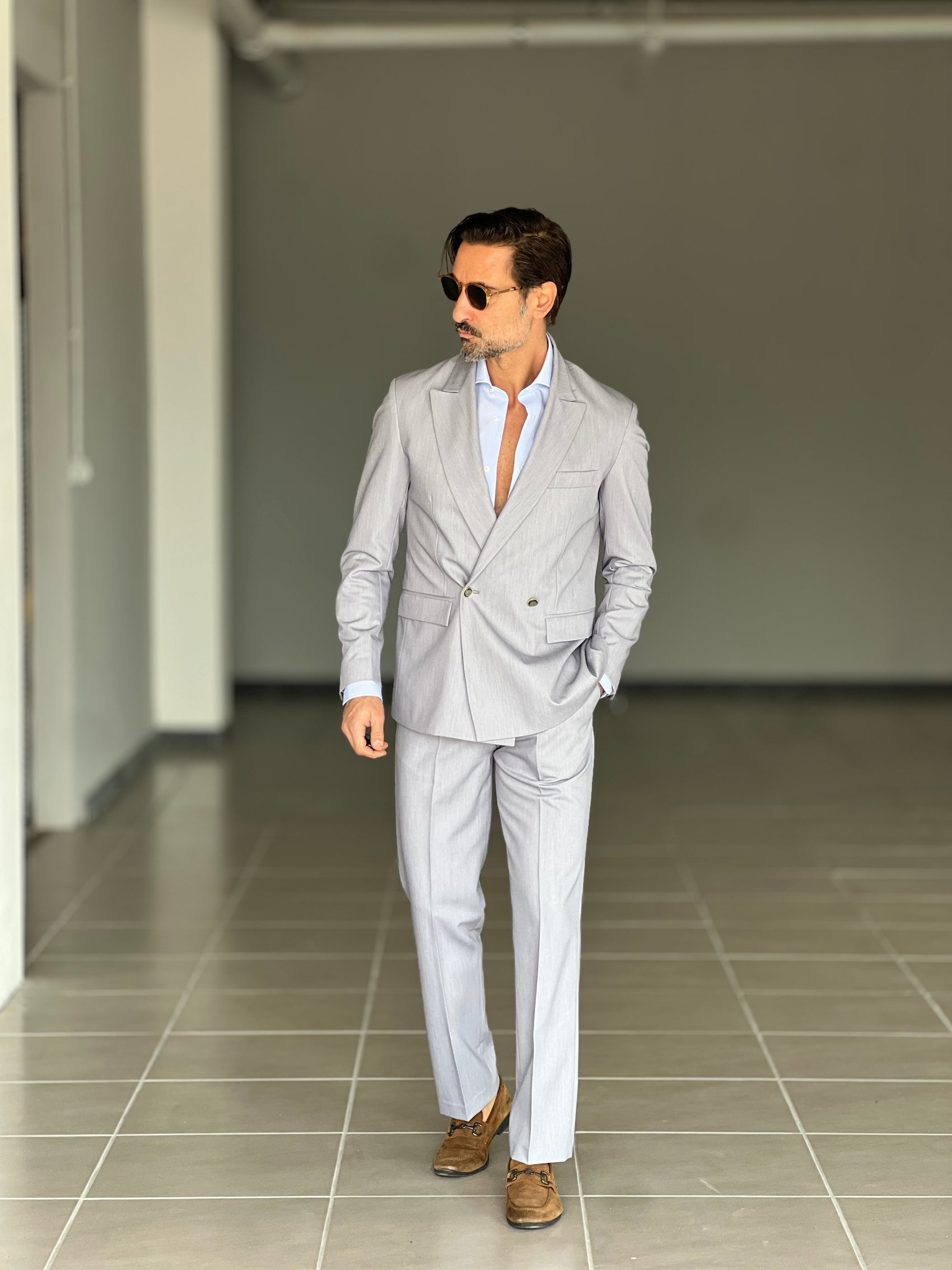 ABITO GRIGIO PERLA   DOPPIOPETTO UN  BOTTONE METALLO