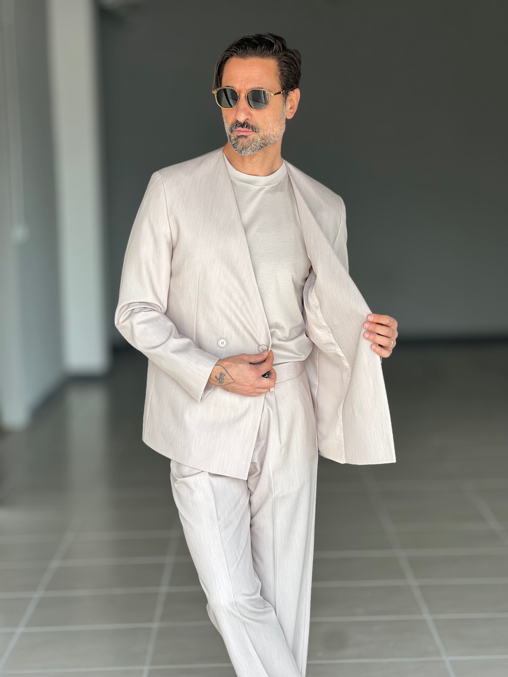 ABITO SABBIA   DOPPIOPETTO UN  BOTTONE NASCOSTO COLLO SCIALLATO