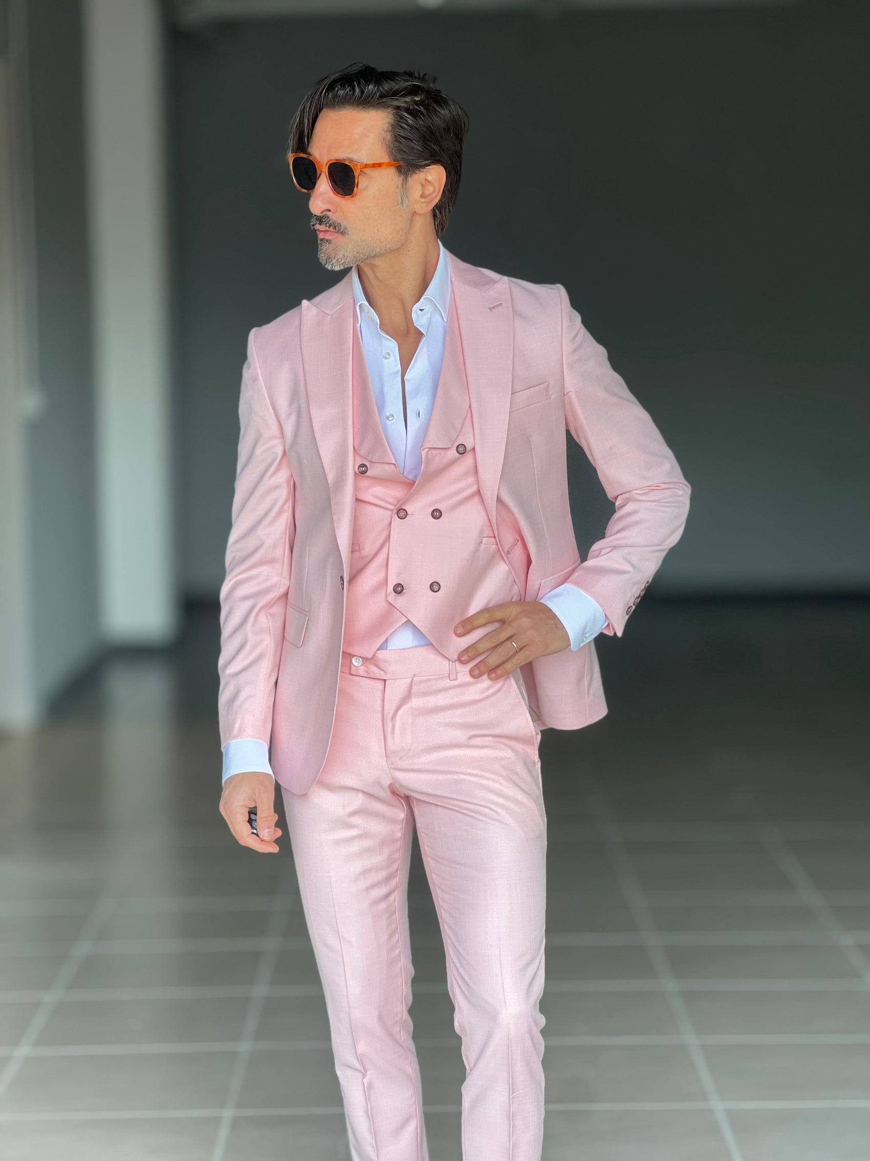 ABITO ROSA   MONOPETTO  3 PEZZI GILET 0044