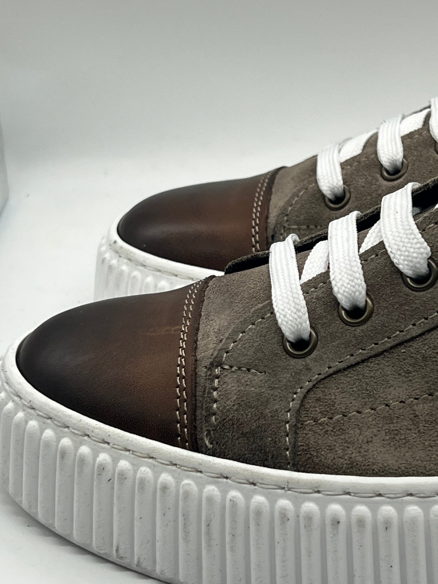 SNEAKER FANGO PUNTA PELLE  BOTTOLATA FONDO BIANCO