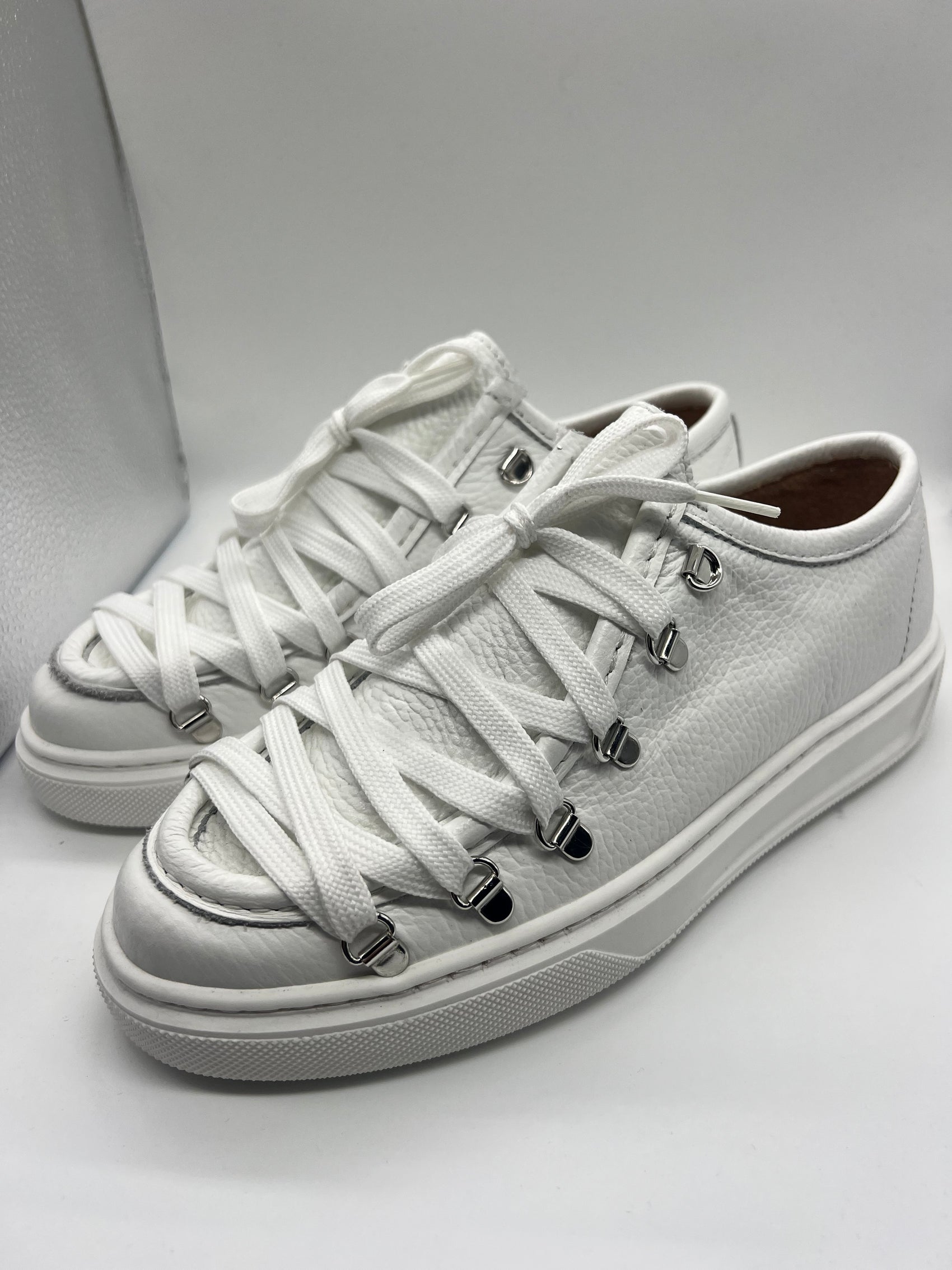 SNEAKER BIANCA MODELLO INGEGNERE GANCI