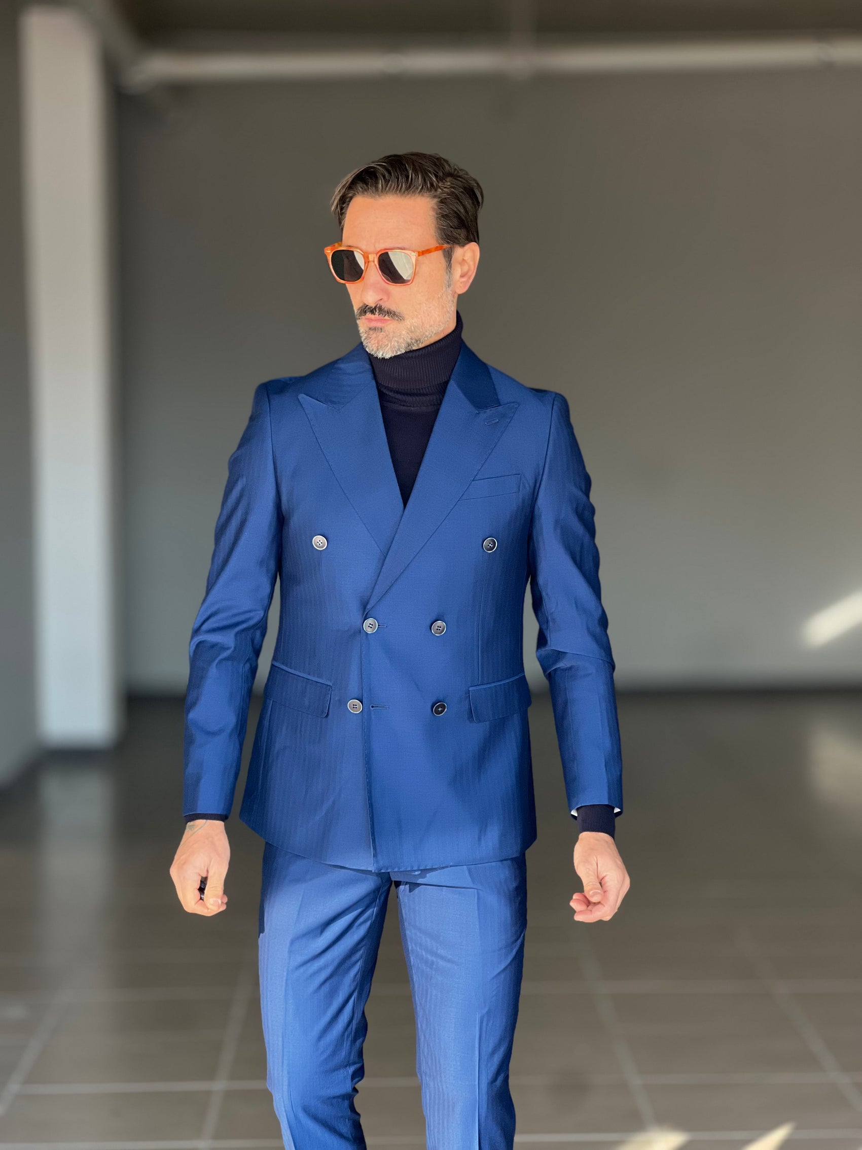 ABITO  BLU ROYAL  DOPPIOPETTO BOTTONE MADREPERLA VISCOSA E MISTI