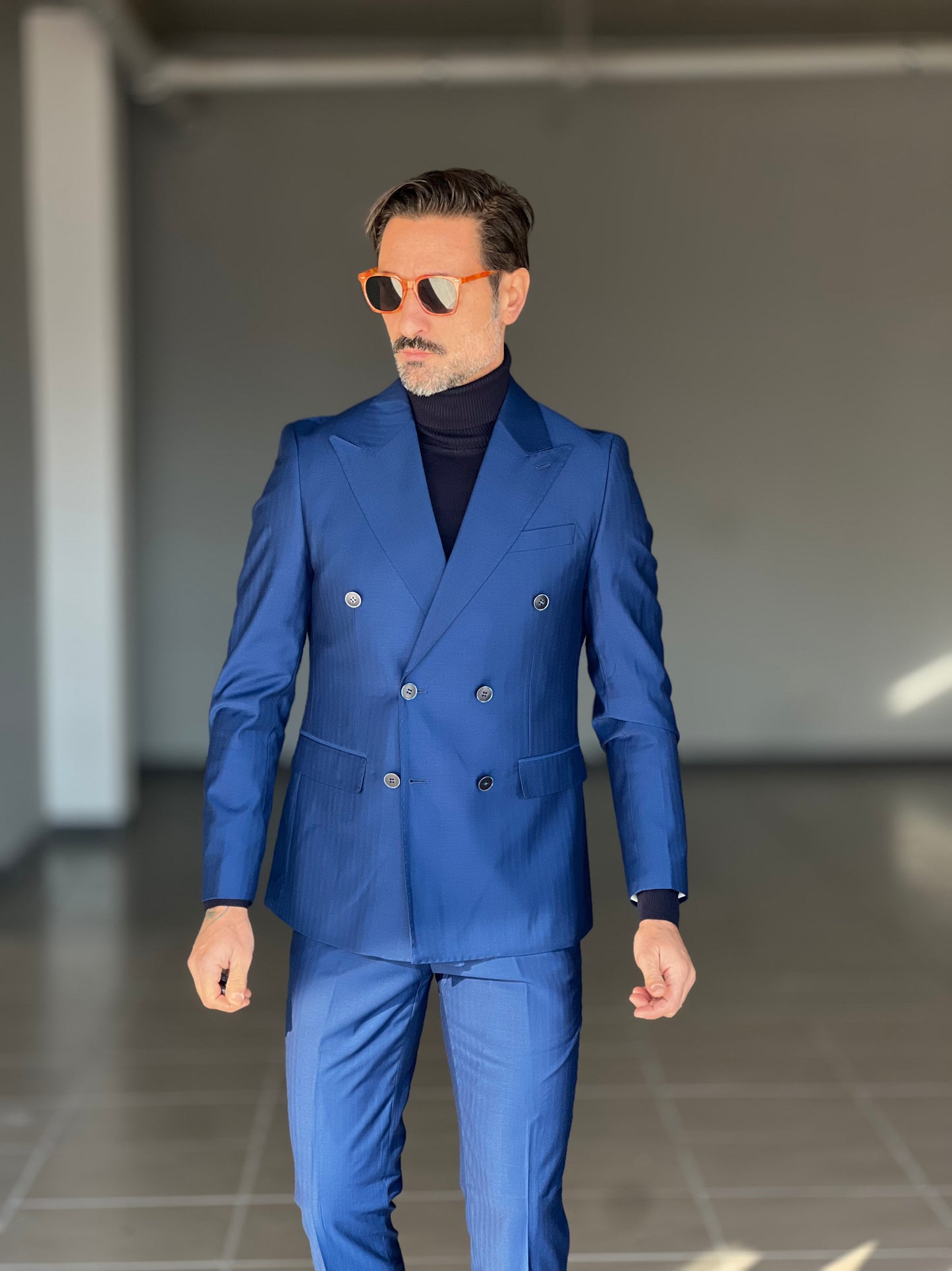 ABITO  BLU ROYAL  DOPPIOPETTO BOTTONE MADREPERLA VISCOSA E MISTI