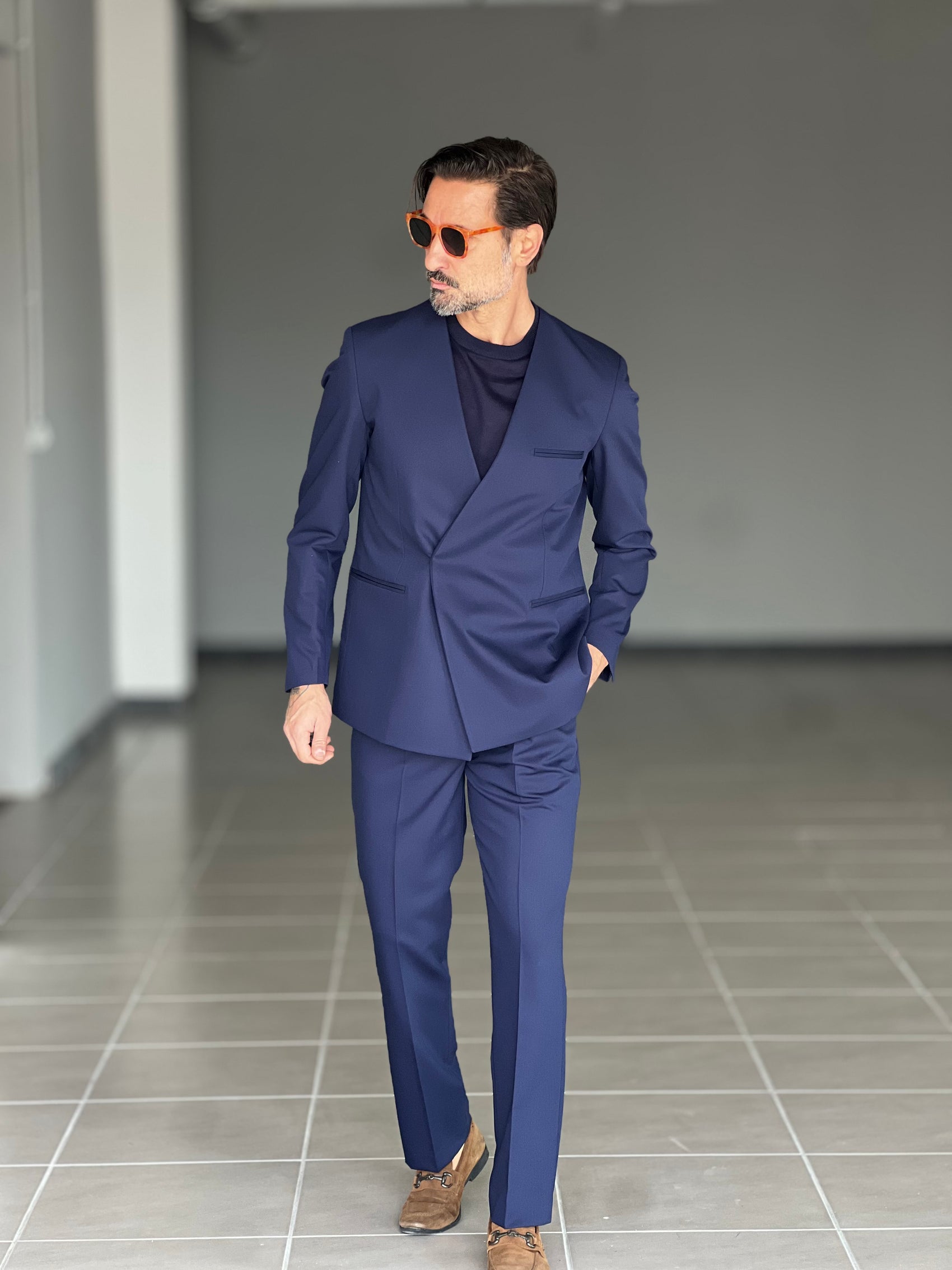 ABITO BLU   DOPPIOPETTO UN  BOTTONE NASCOSTO COLLO SCIALLATO