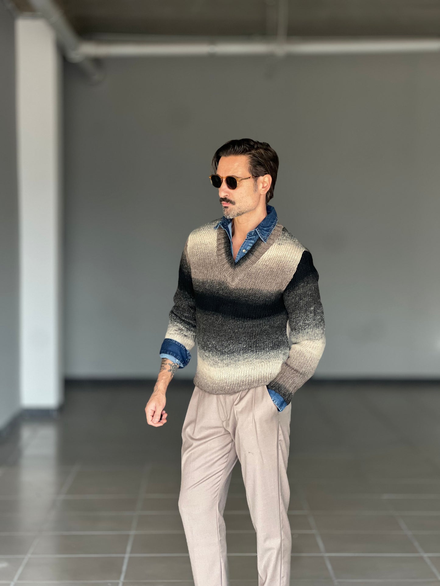 MAGLIA SCOLLO V DEGRADE' MORO   E PANNA MISTI LANA E ALPACA